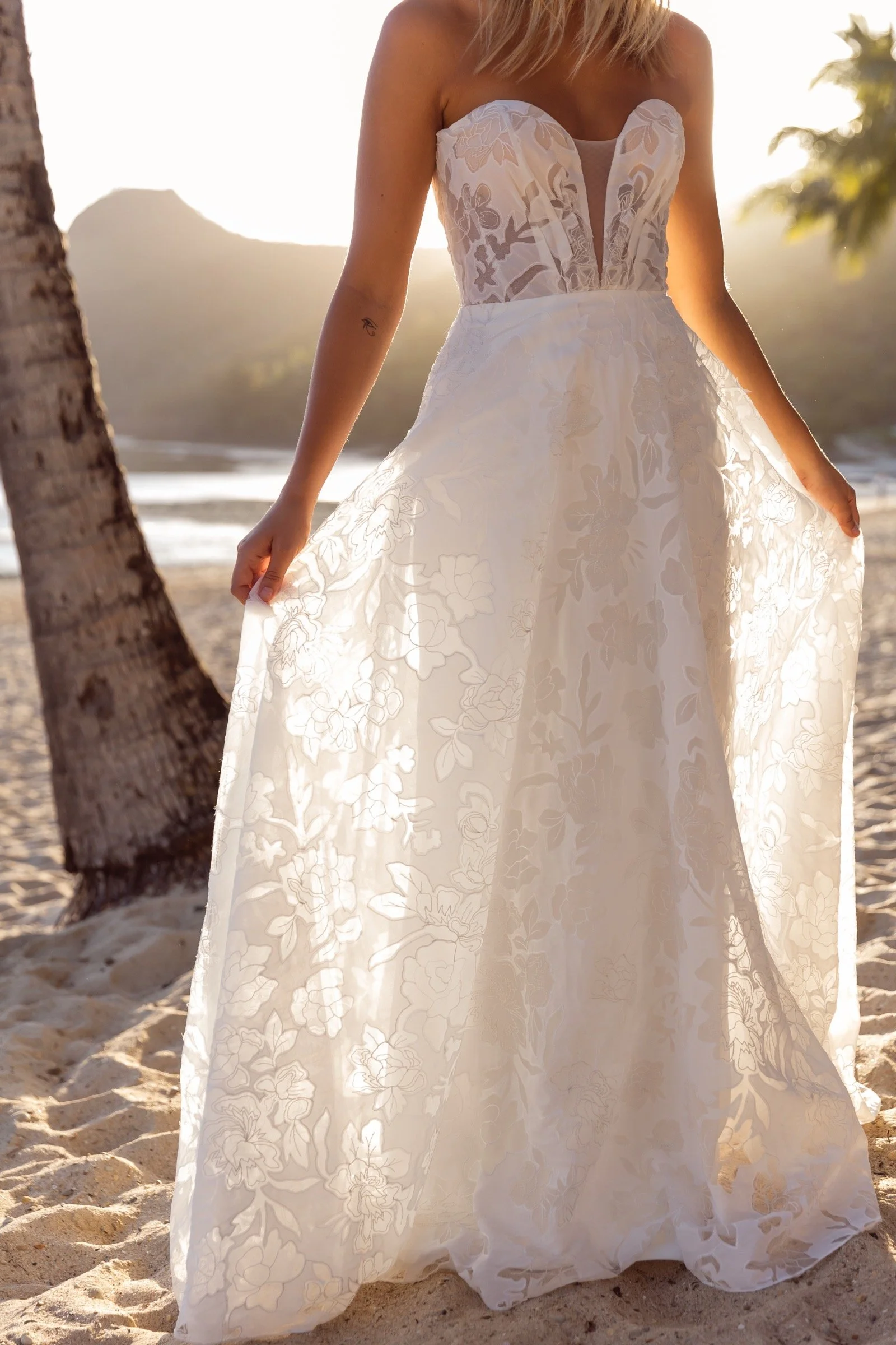 Detail des Joslin Brautkleides von Madi Lane mit Chiffon-Design auf Tüll und glitzernder Tüllunterlage