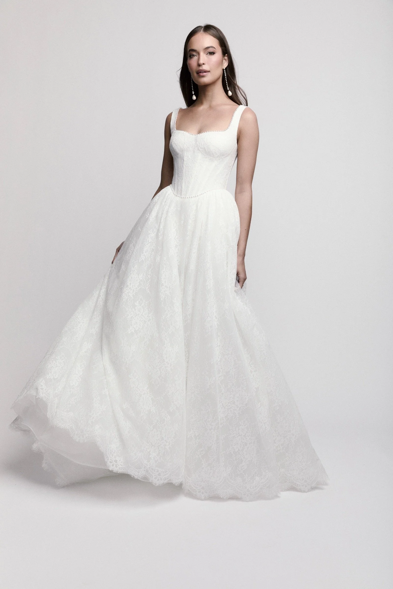 Clover Brautkleid von Watters mit tief angesetzter Taille und feinen Perlen am Ausschnitt