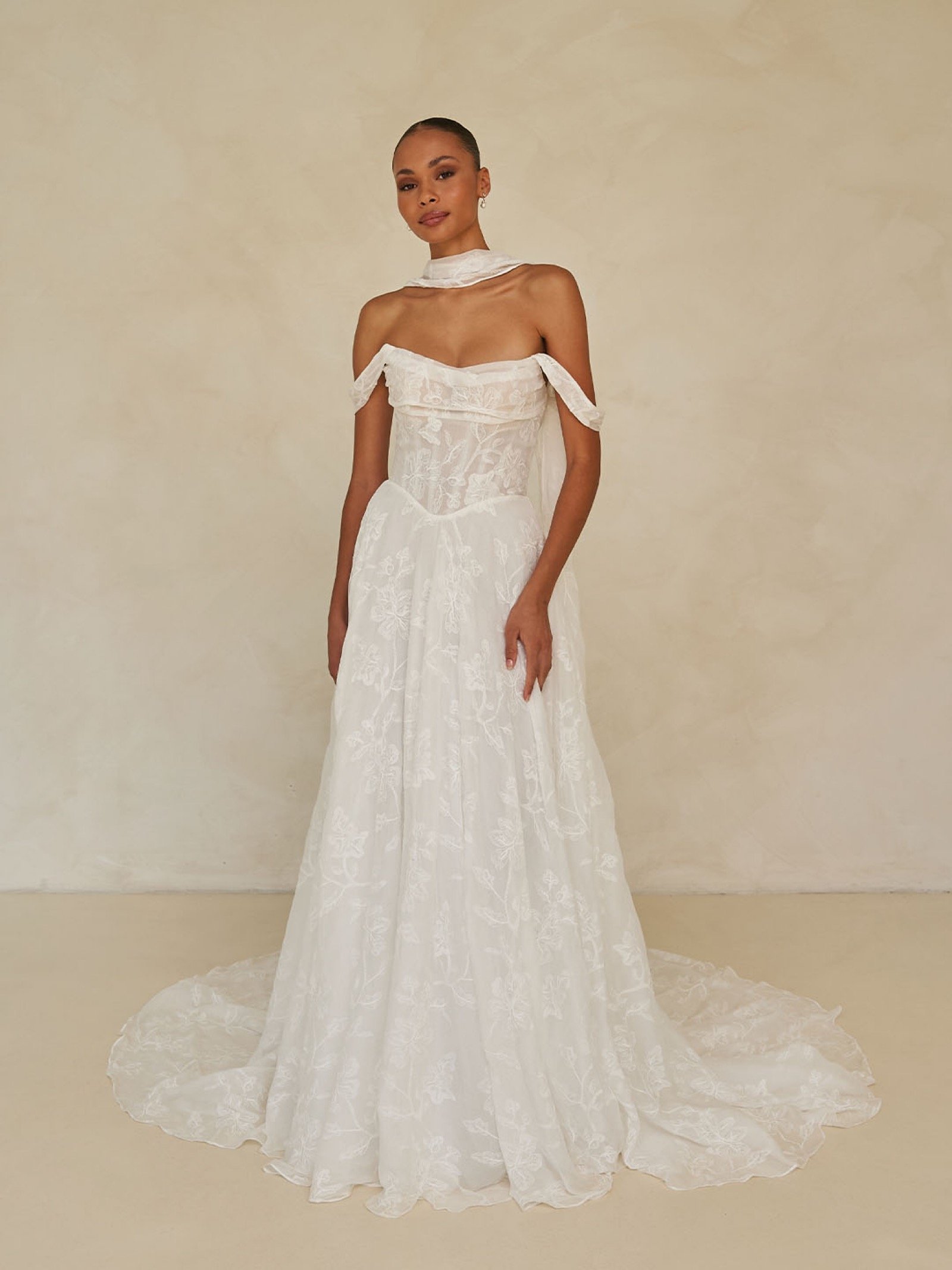     Wandelbares Brautkleid Wilder von Madi Lane mit abnehmbaren Ärmeln