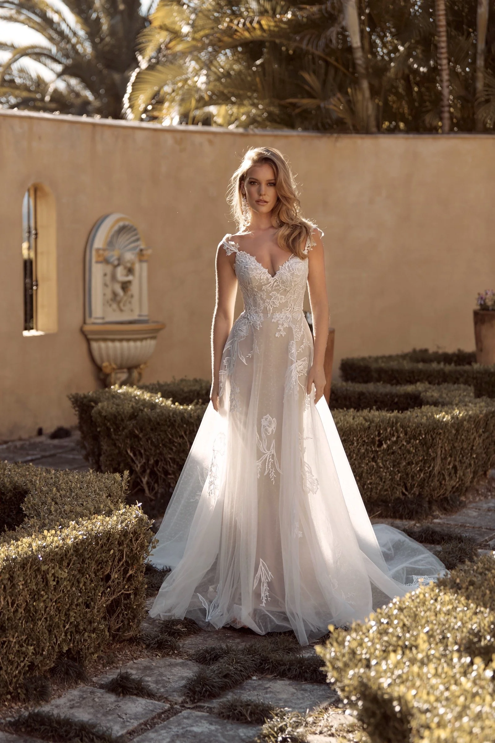 Birdie von Madi Lane, A-Linien-Brautkleid mit V-Ausschnitt, floraler Spitze und zarten Tüllträgern