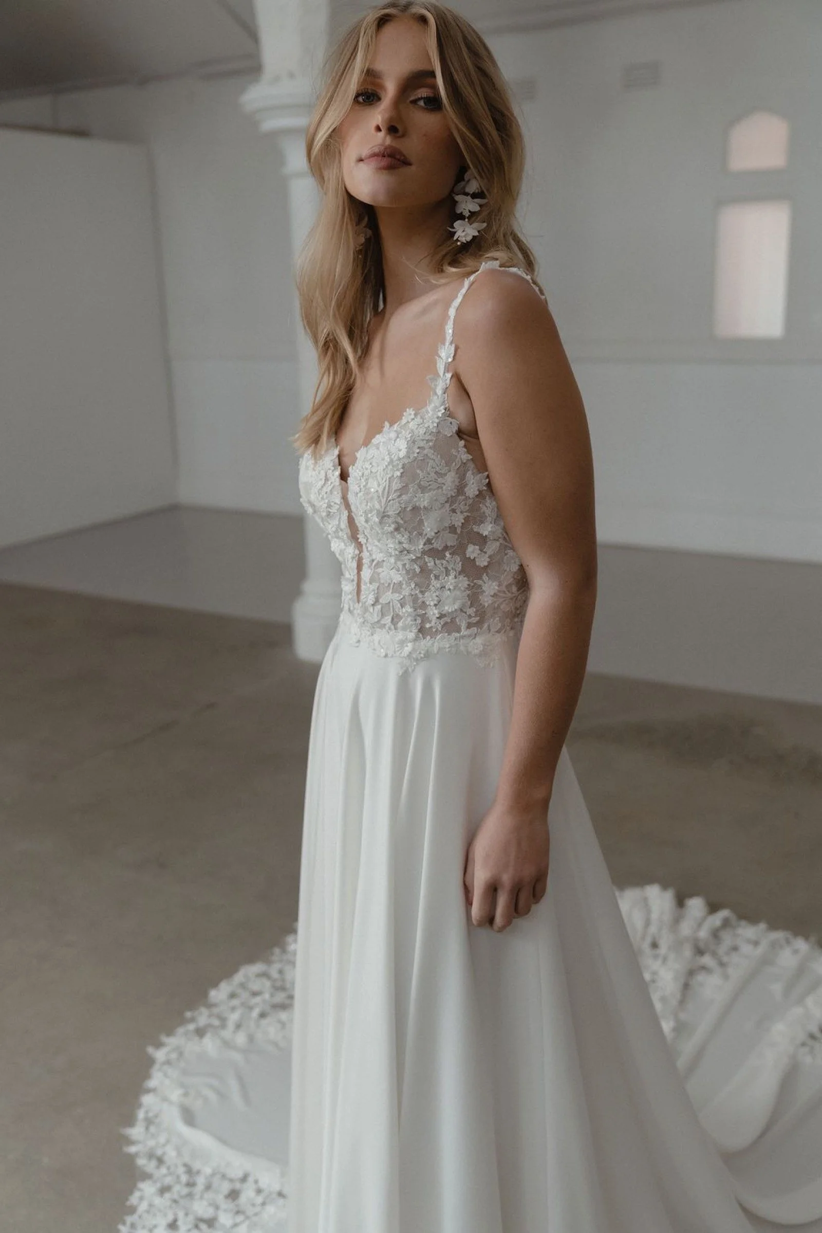     Tiefer Plunge-Sweetheart-Ausschnitt am Brautkleid Somerset von Madi Lane