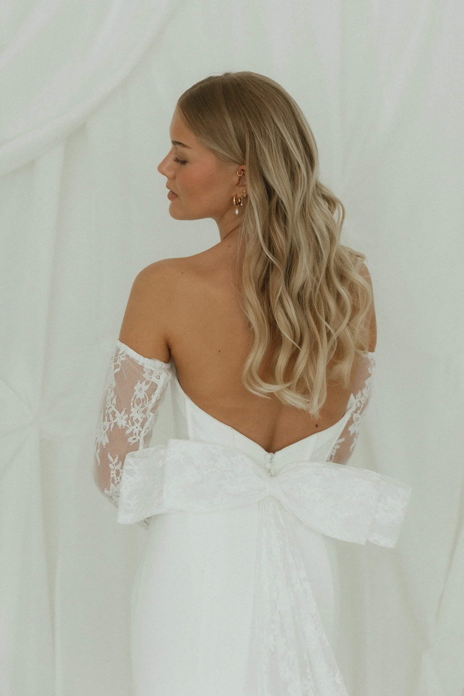     Übergroße abnehmbare Spitzenschleife als ausdrucksstarkes Stylingdetail am Brautkleid Savoy