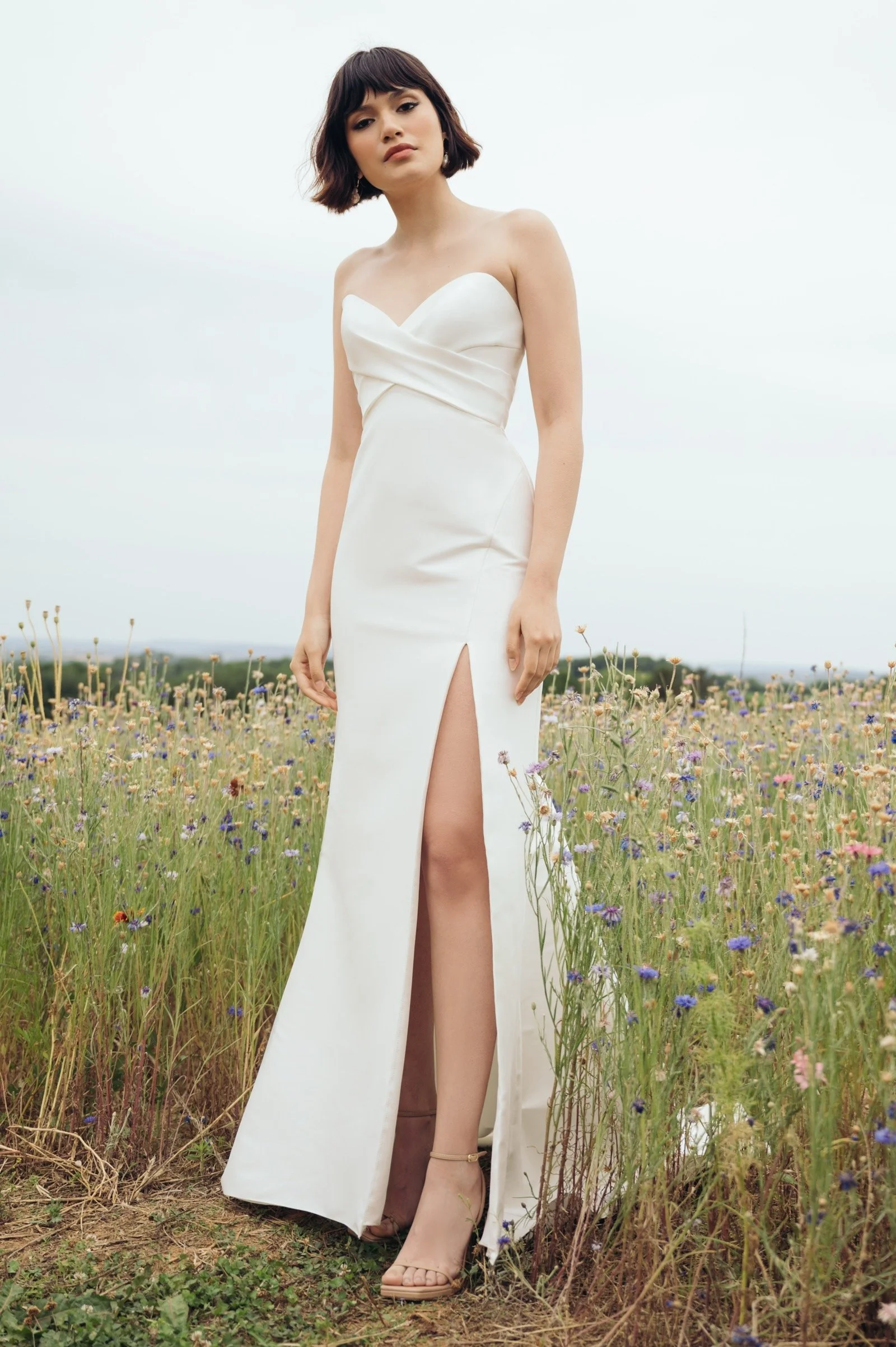     Lola von Jenny Yoo – cleanes Fit-and-Flare-Brautkleid mit Herzausschnitt und figurbetonter Silhouette