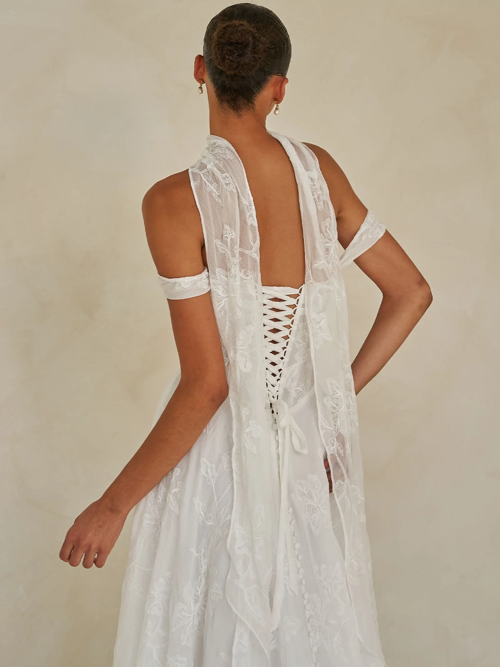     Optionales Chiffon-Halstuch als ergänzendes Stylingdetail zum Brautkleid Wilder von Madi Lane