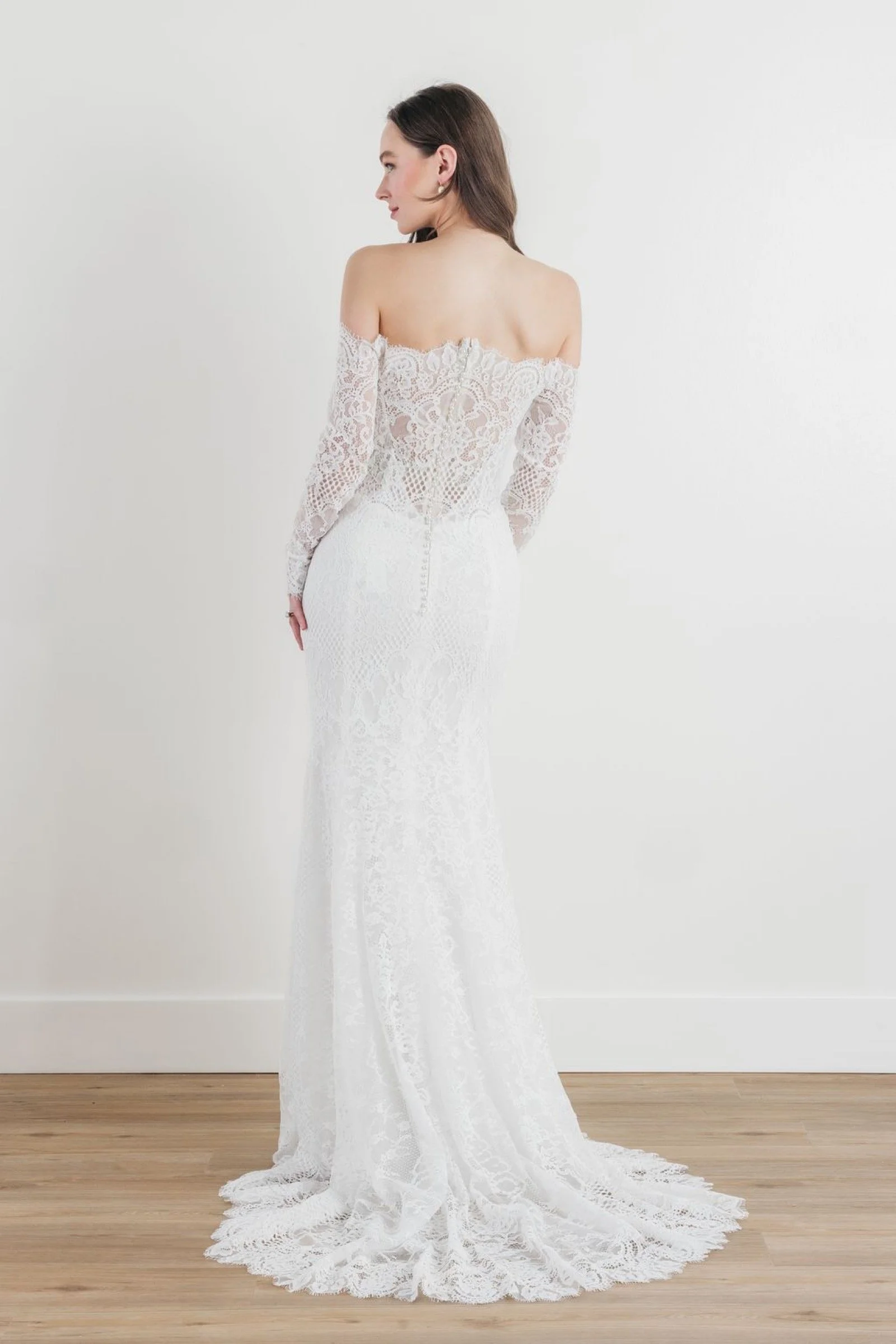 Rückenansicht des Resa Brautkleides von Watters mit körpernaher Fit-and-Flare-Silhouette und Schleppe