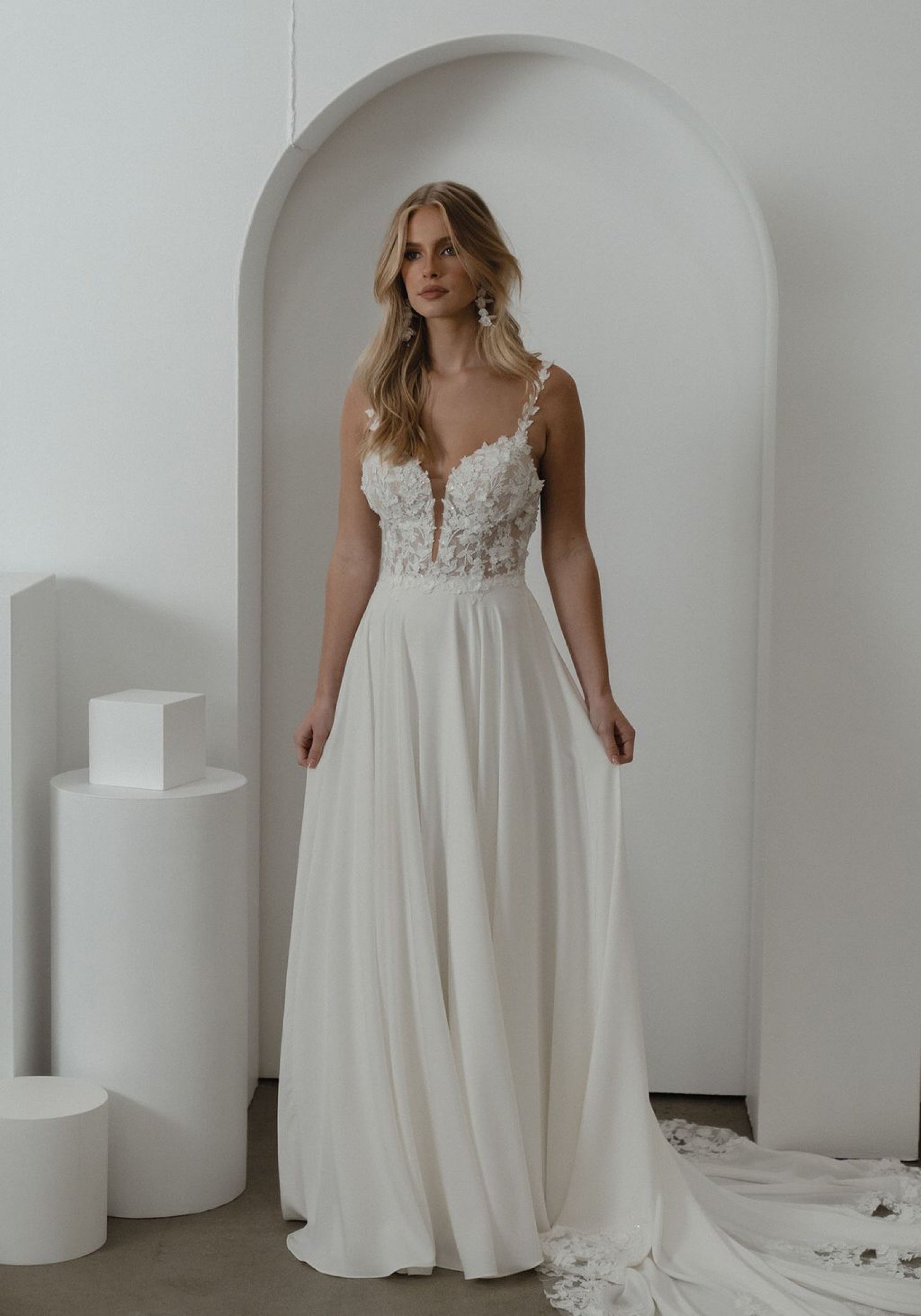     Florale Spitzenapplikationen als romantisches Detail am Brautkleid Somerset von Madi Lane