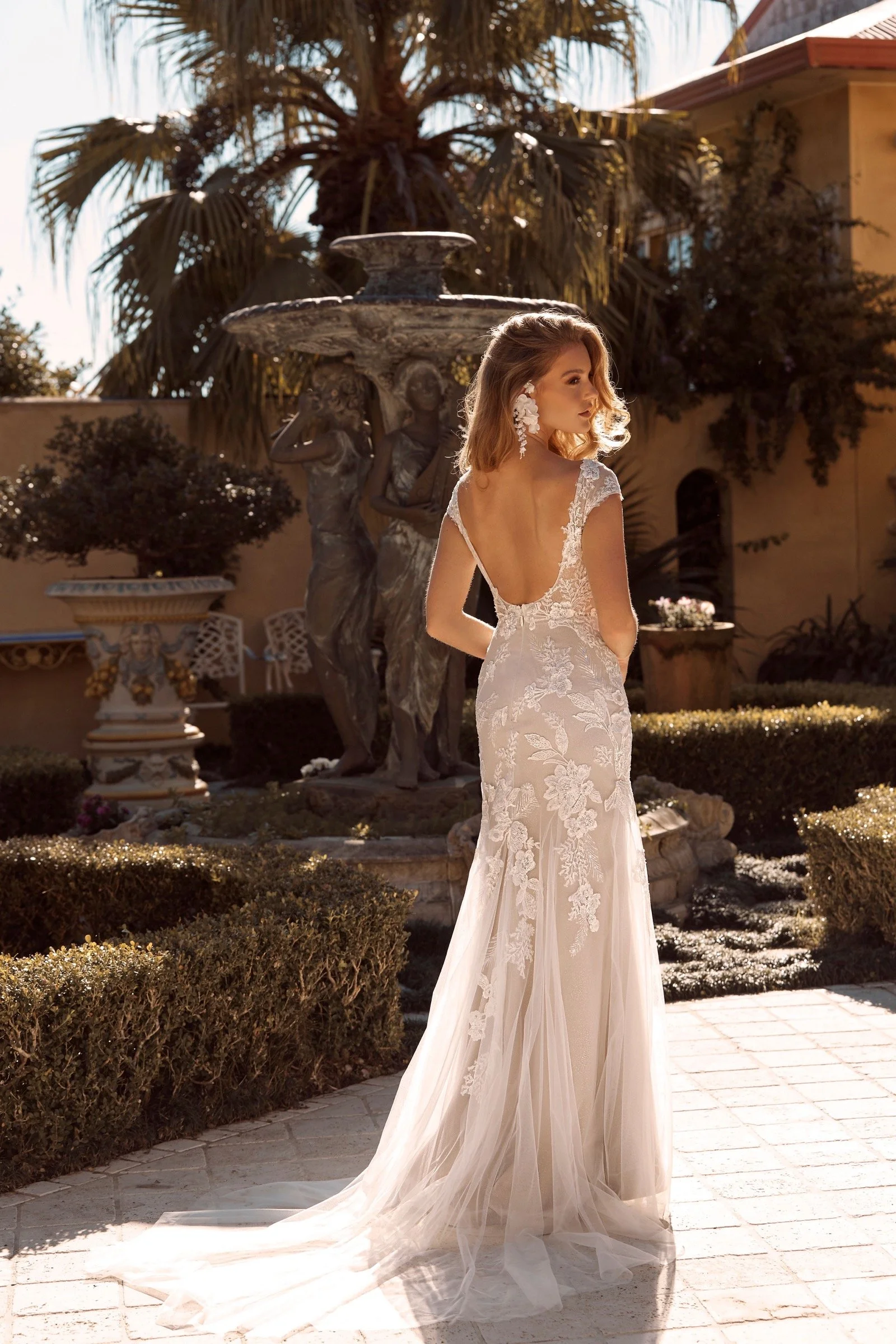    Weich fallender Tüllrock des Fit-and-Flare-Brautkleids Bliss von Madi Lane