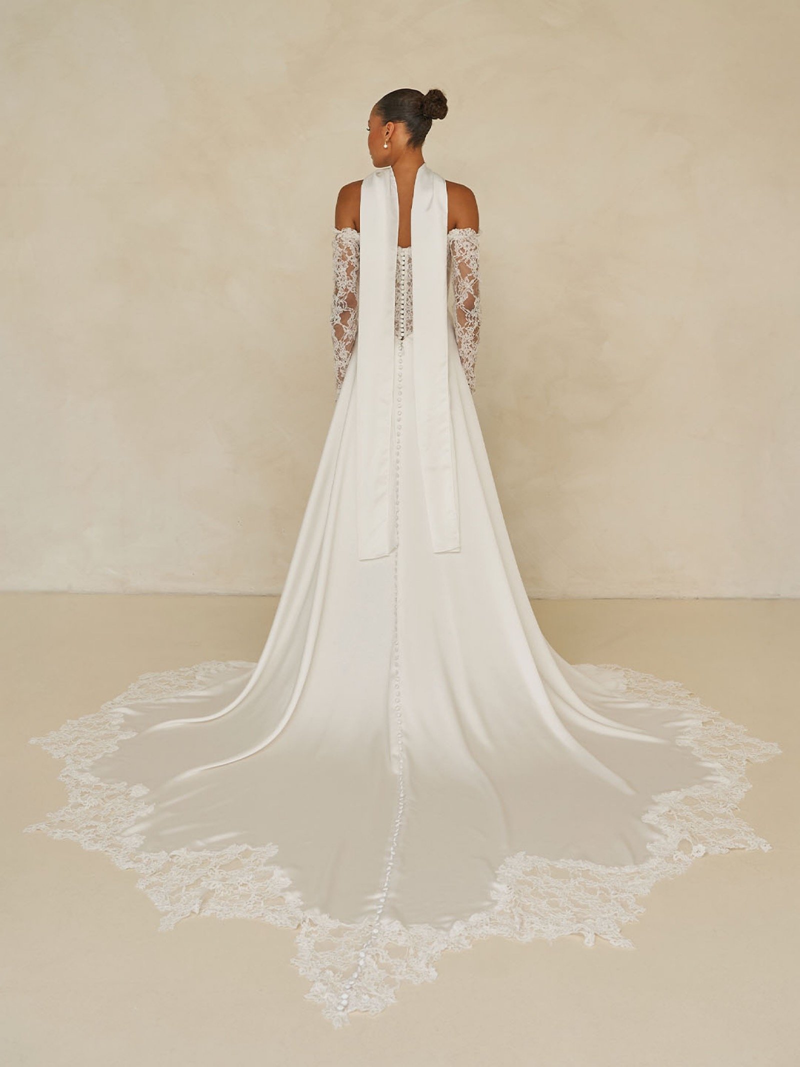     Passender Satin-Neck-Scarf als elegantes Stylingdetail zum Brautkleid Ward von Madi Lane