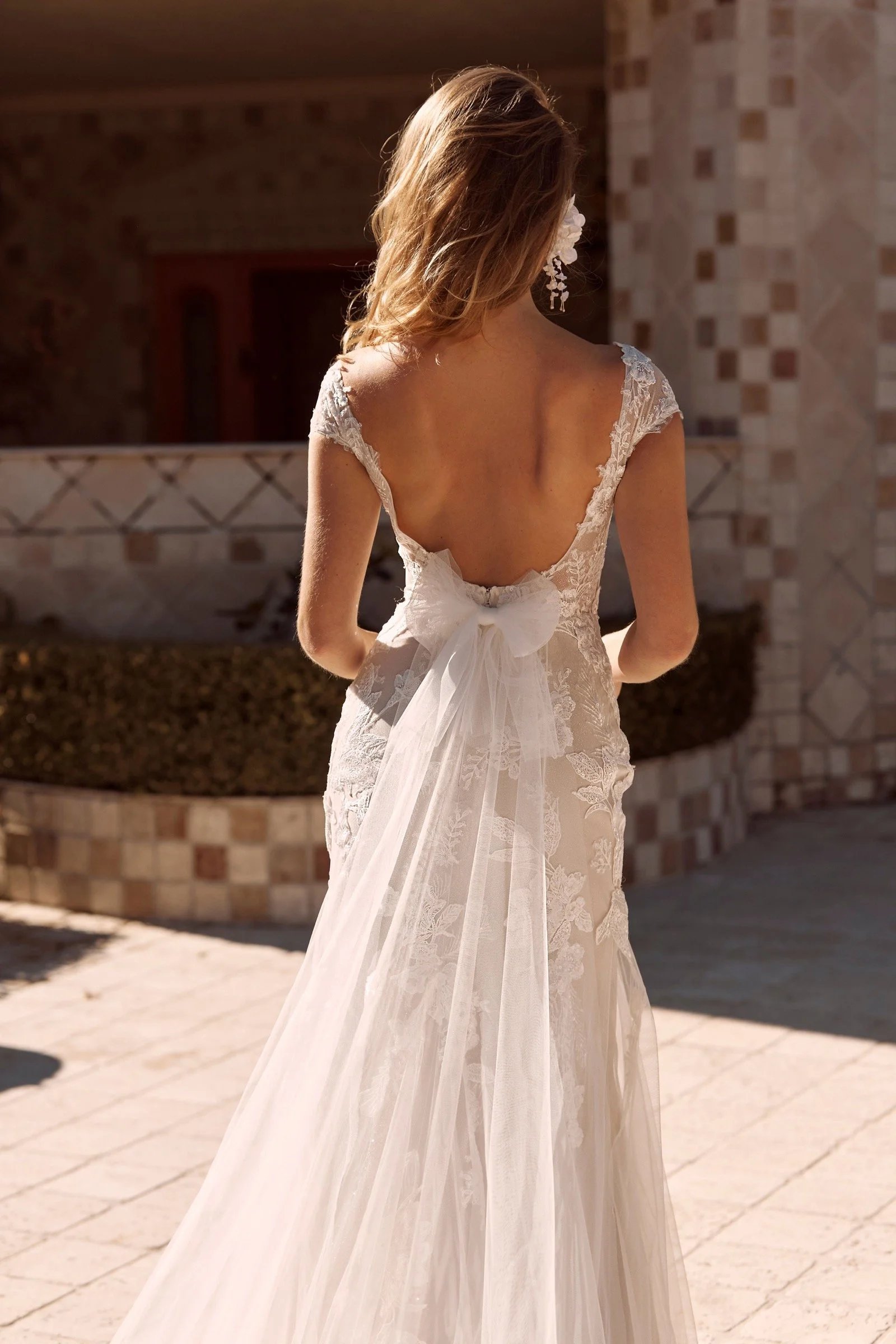     Tiefer, gerundeter Scoop-Rücken am floralen Brautkleid Bliss von Madi Lane