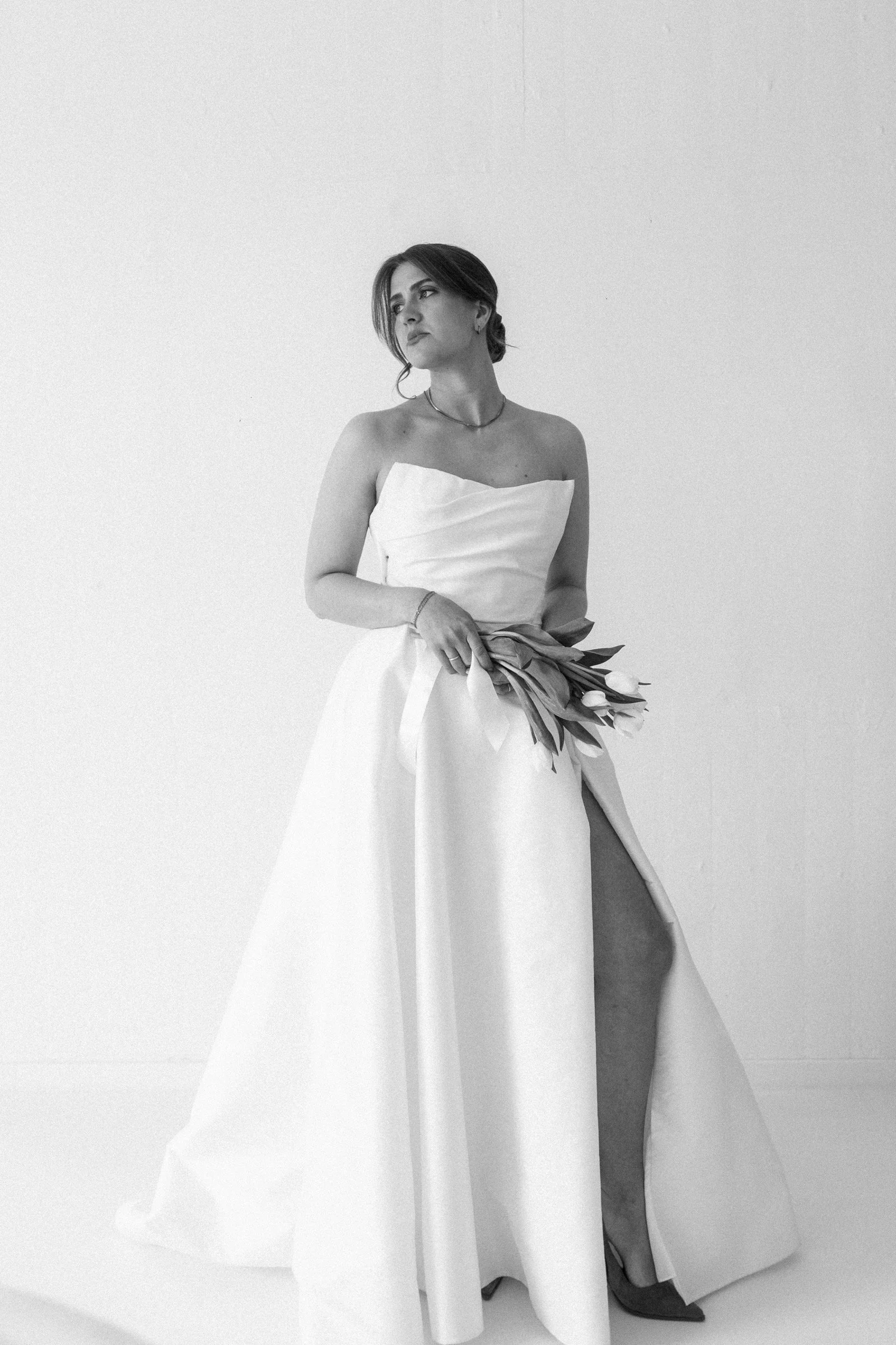 Lalima von Watters, trägerloses A-Linien-Brautkleid mit Herzausschnitt und Beinschlitz