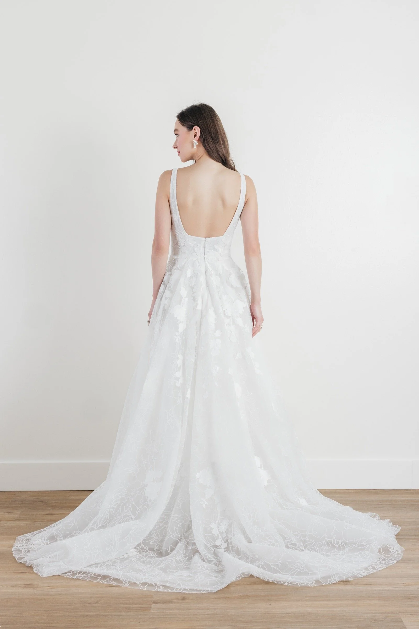 A-Linien-Silhouette des Tasha Brautkleides von Watters mit floral besticktem Tüll