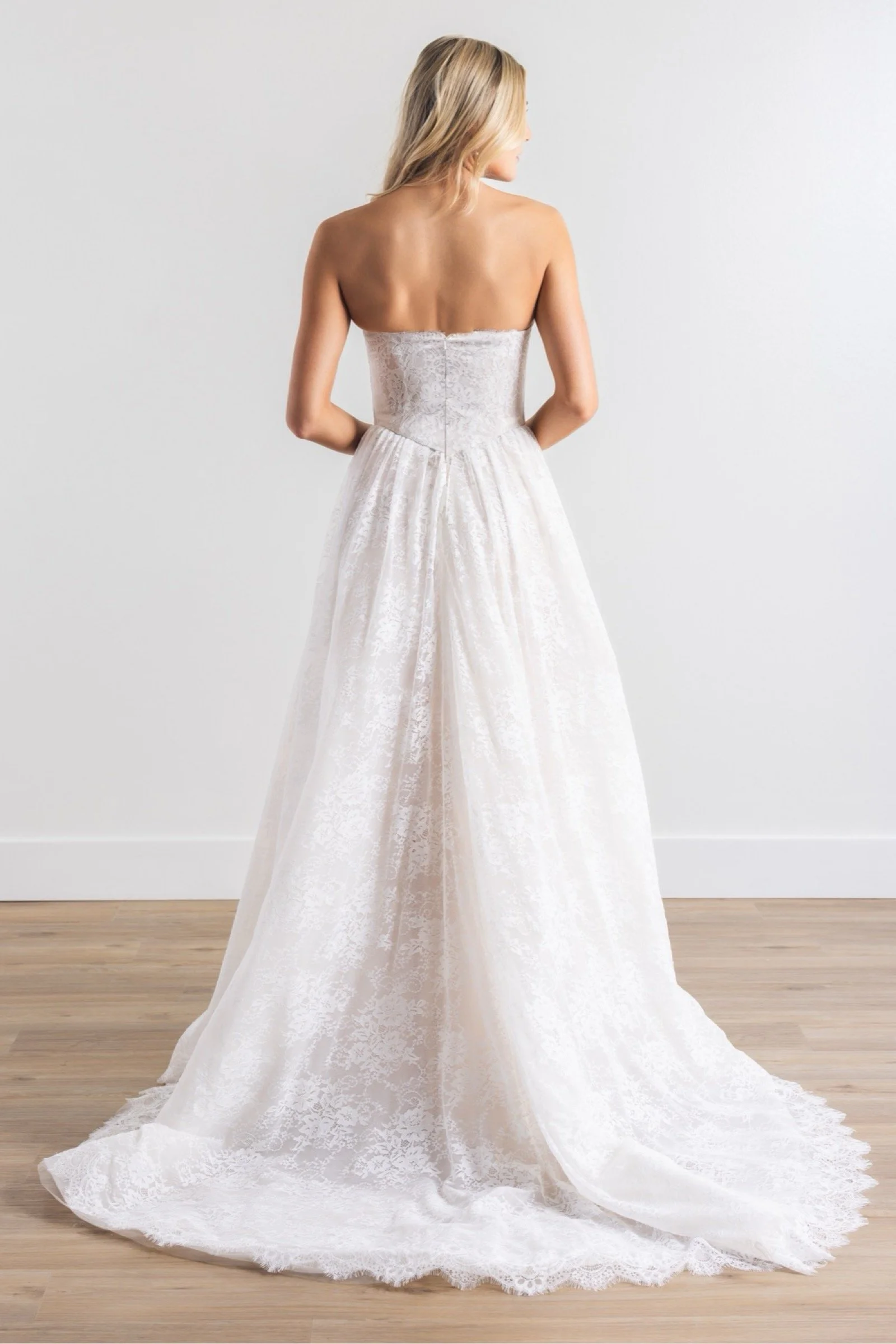 Rückenansicht des Brautkleids Charlotte