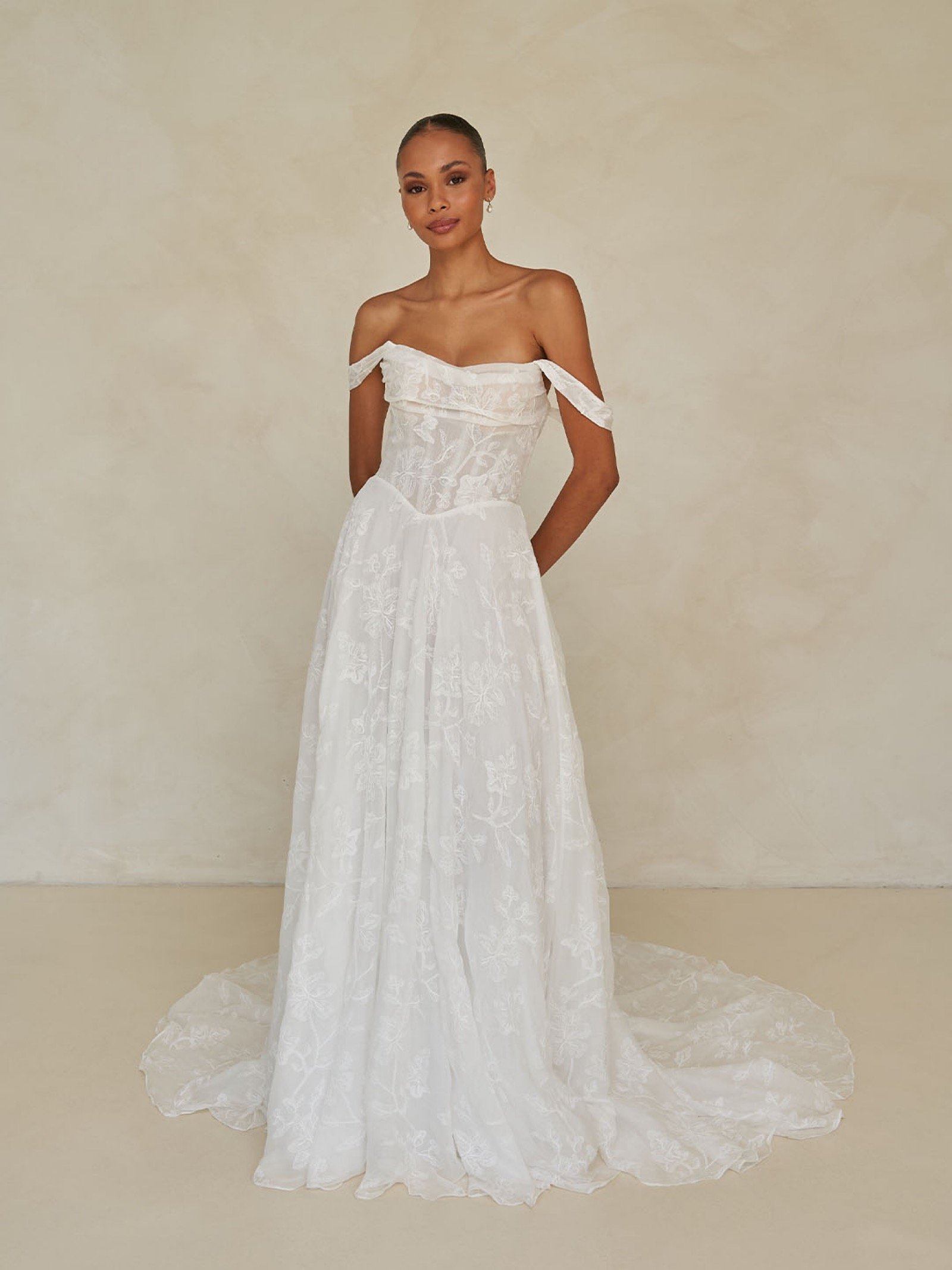     Wilder von Madi Lane – A-Linien-Brautkleid aus floral bedrucktem Chiffon mit Basque-Taille