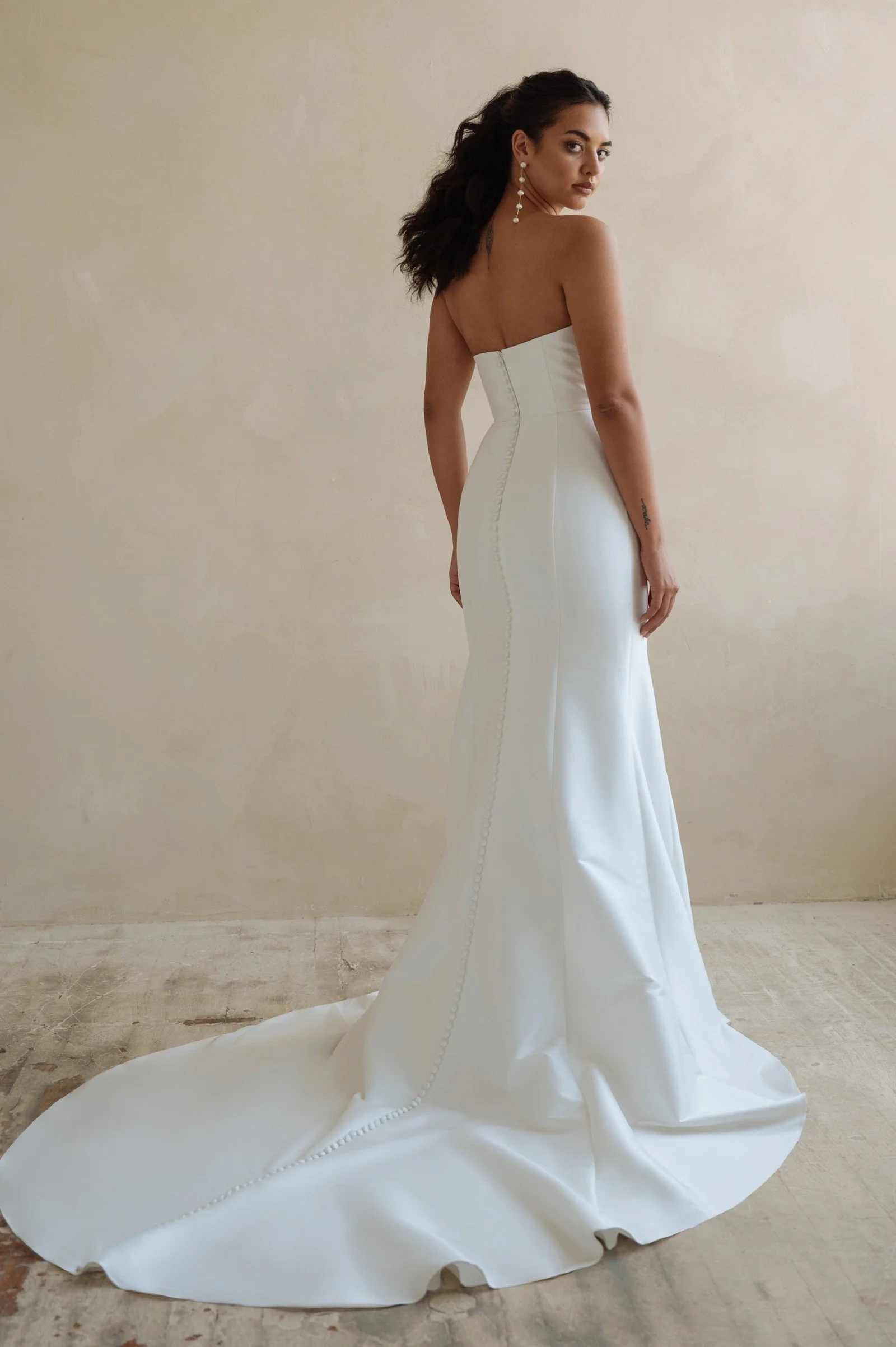     Dezente Schleppe am eleganten Fit-and-Flare-Brautkleid Bellamy von Jenny Yoo