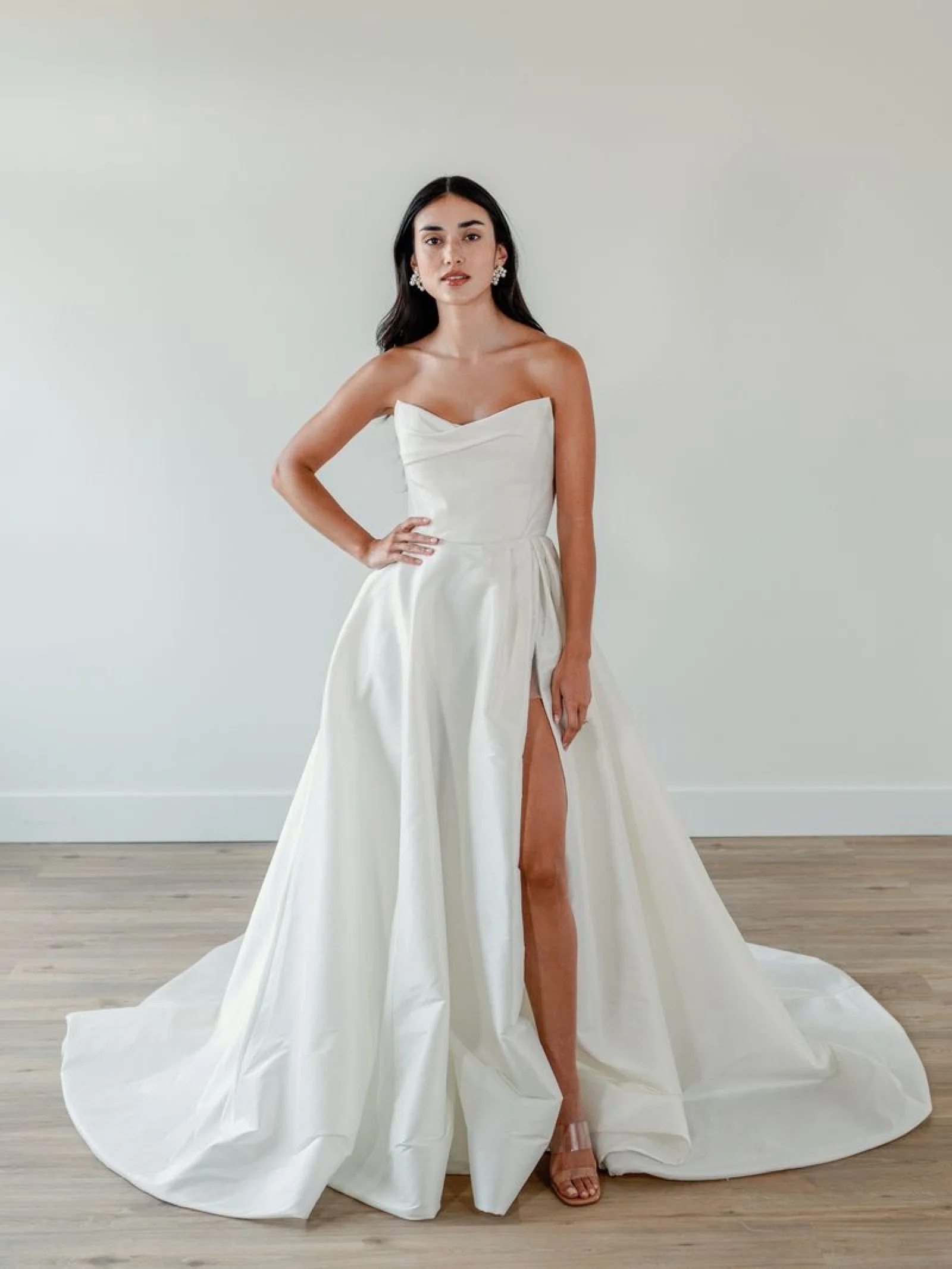 Lalima von Watters, trägerloses A-Linien-Brautkleid mit Herzausschnitt und Beinschlitz