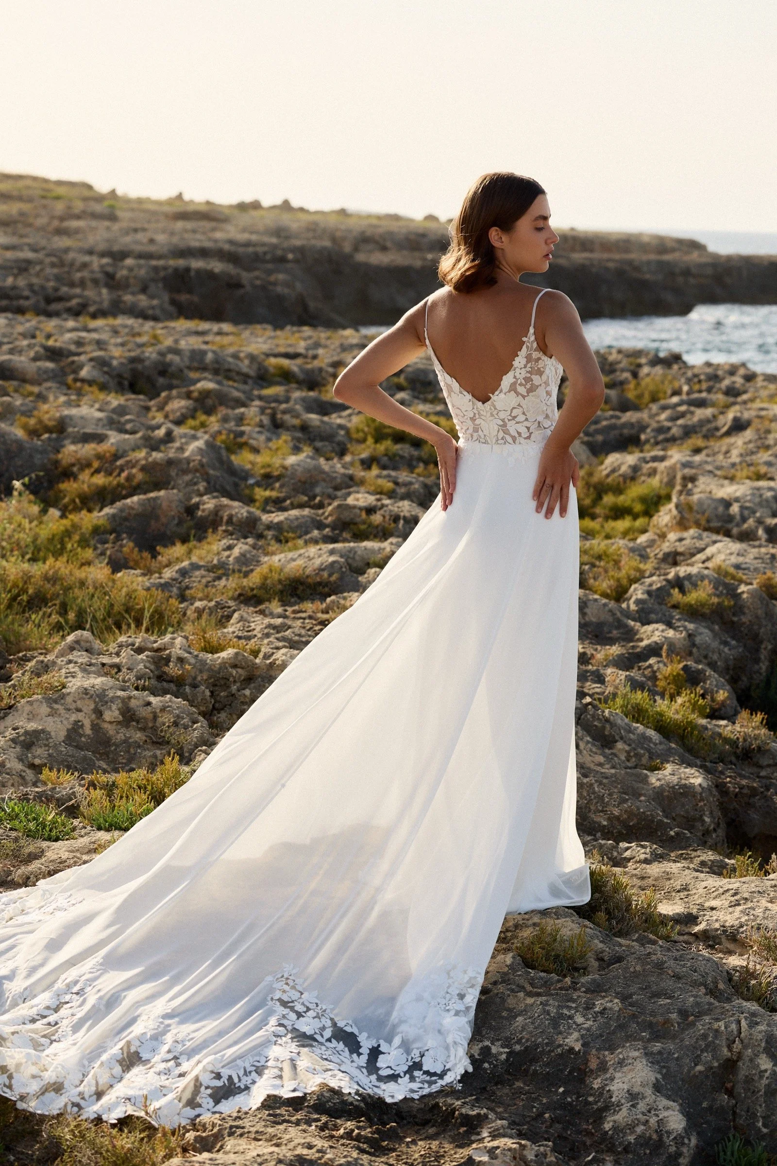 V-förmiger Rückenausschnitt und feine Träger am A-Linien-Brautkleid Ivy von Amy Love.