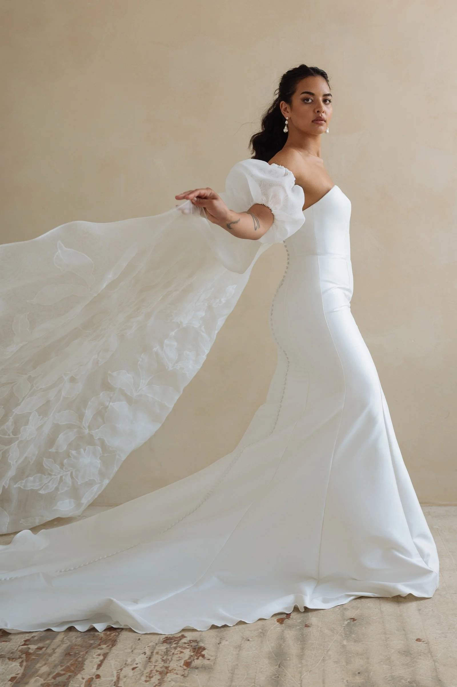     Bellamy von Jenny Yoo mit optionalem Cape als elegantes ergänzendes Stylingdetail