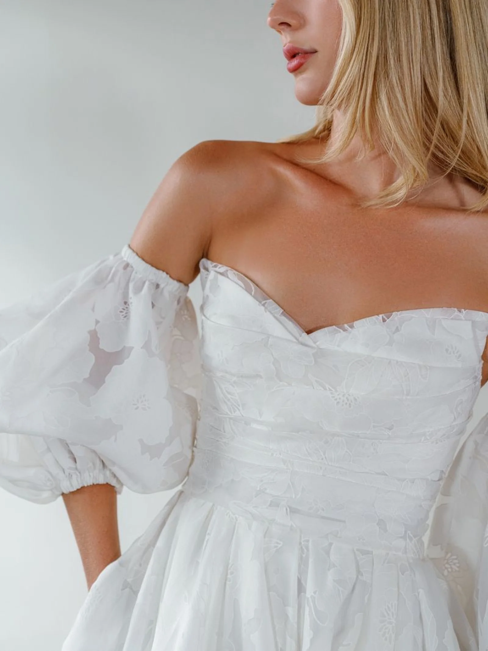 Detailansicht des Vienna Brautkleides von Watters mit floralen Details im Organza