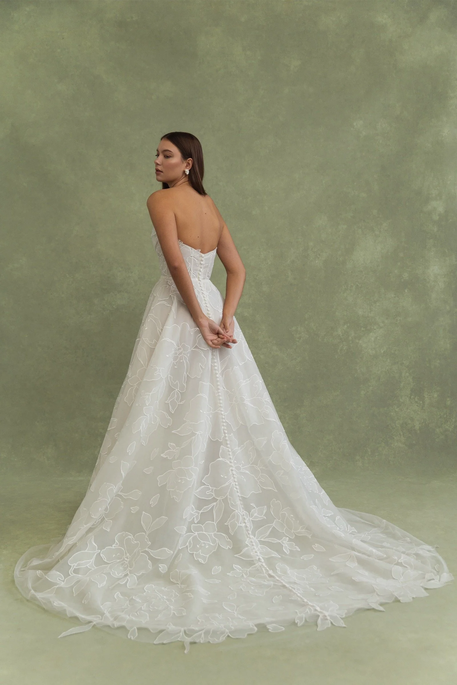 Rückenansicht des Lorelai Brautkleides von Jenny Yoo mit Blumenapplikationen und durchgehender Knopfleiste