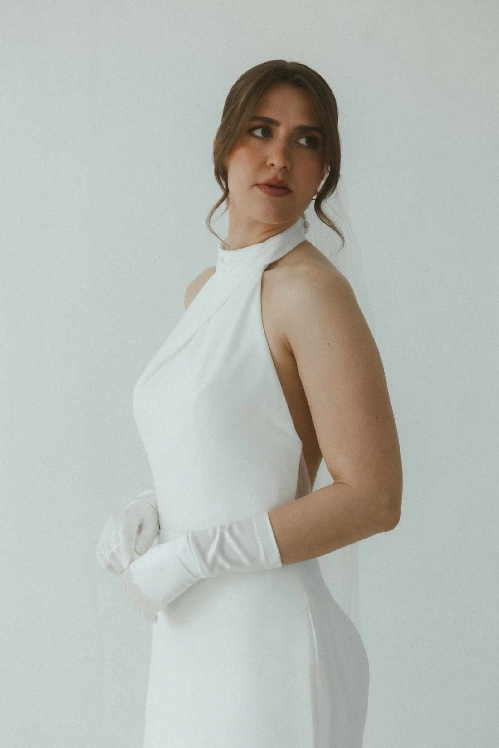     Markanter plissierter Stehkragen am ärmellosen Brautkleid Tris von Madi Lane