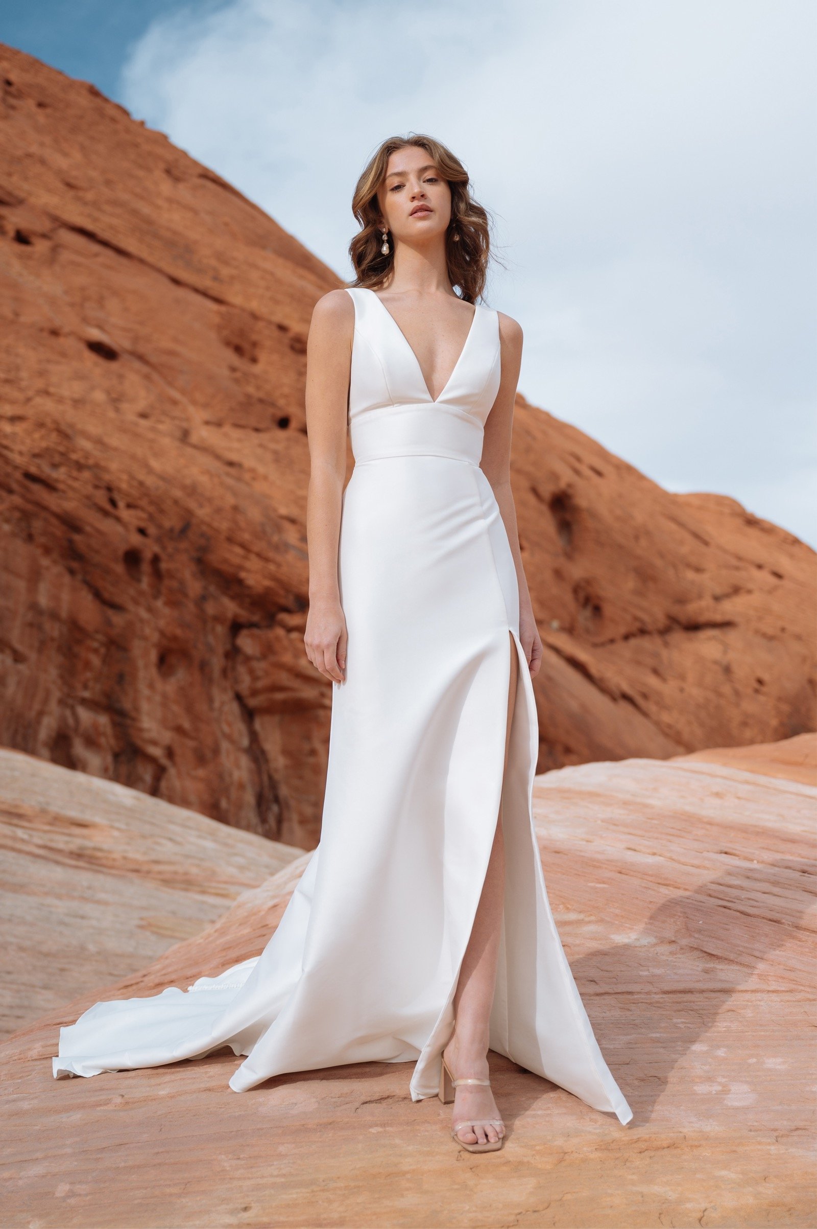 Ilana von Jenny Yoo, cleanes Brautkleid aus weichem Stretch-Faille mit tiefem V-Ausschnitt