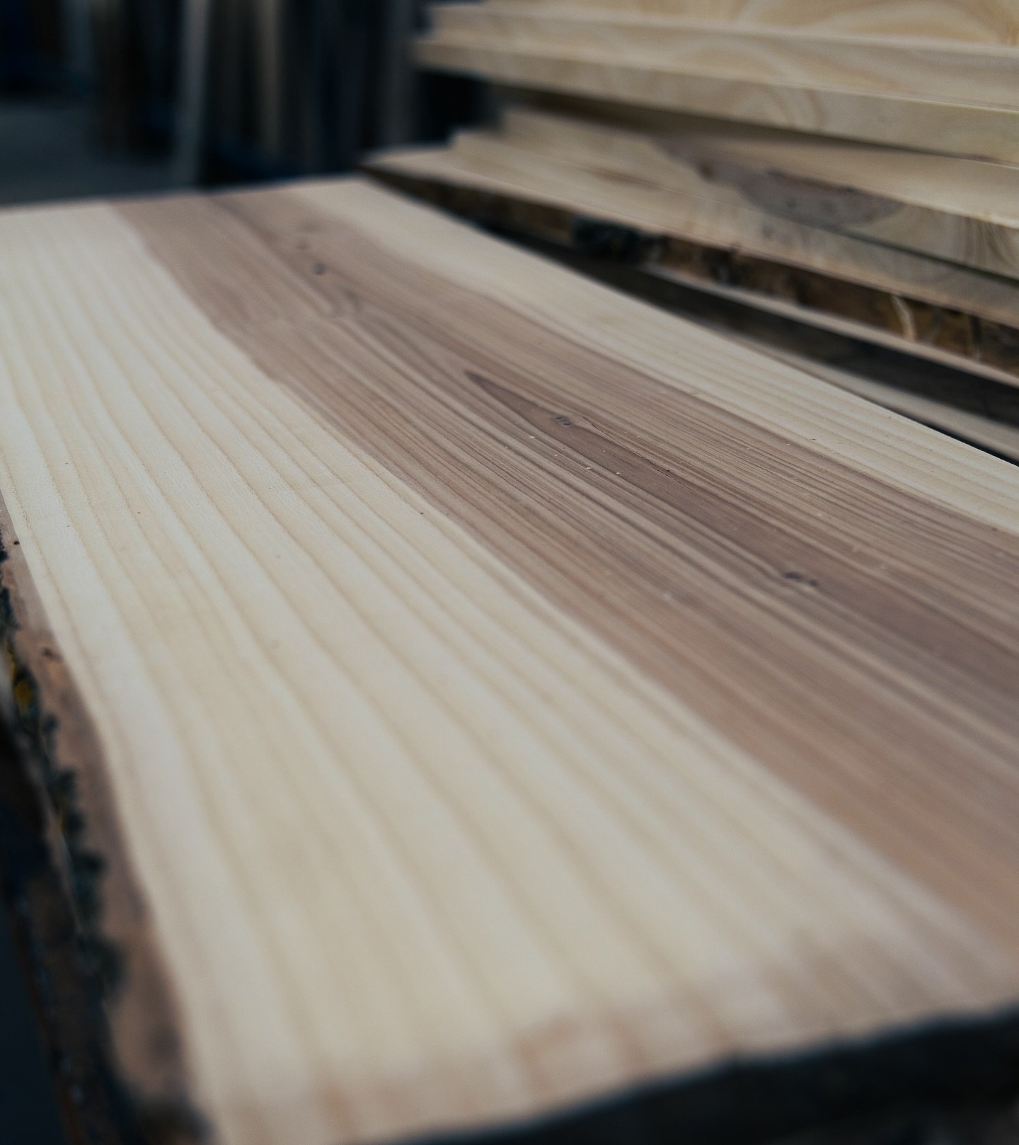 Happy Wednesday, it&rsquo;s Wood Grain Wednesday! 🤩

Today, we&rsquo;re admiring the almost symmetrical lines and the color contrast in this wood&rsquo;s grain.

Share with us what this pattern inspires you to create! 👇

#UrbanLumberCompany #UrbanL