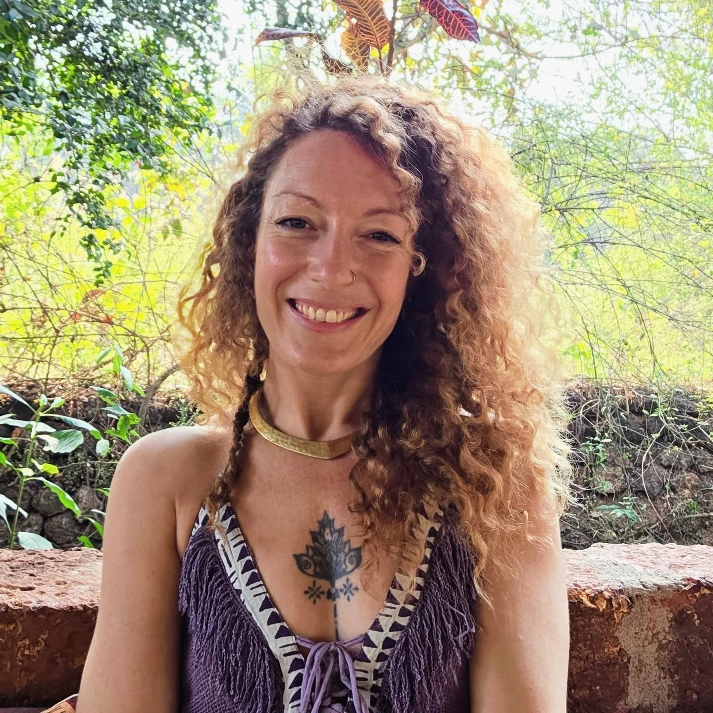 🪷 L&agrave; o&ugrave; le Temple des Fleurs Divines a &eacute;clos 🌹

Il y a des lieux qui deviennent des portails.
Pour moi, ce lieu s&rsquo;appelle Awani, &agrave; Arambol, &agrave; Goa.
Un cacao bar restaurant entour&eacute; de fleurs, de plantes