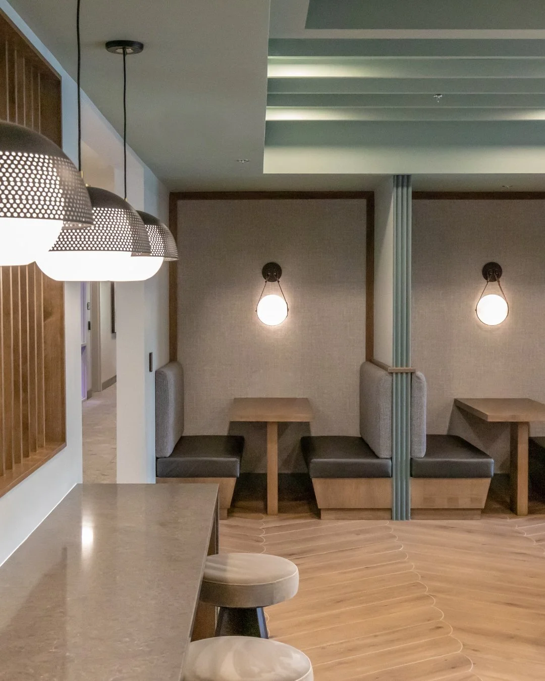 Coworking lounges. Game rooms. Rooftop patios. Fitness studios that feel like your favorite boutique gym.
Eleni Interiors loves creating amenity spaces that make coming home feel like an experience—beautiful, functional, and full of life.
#El