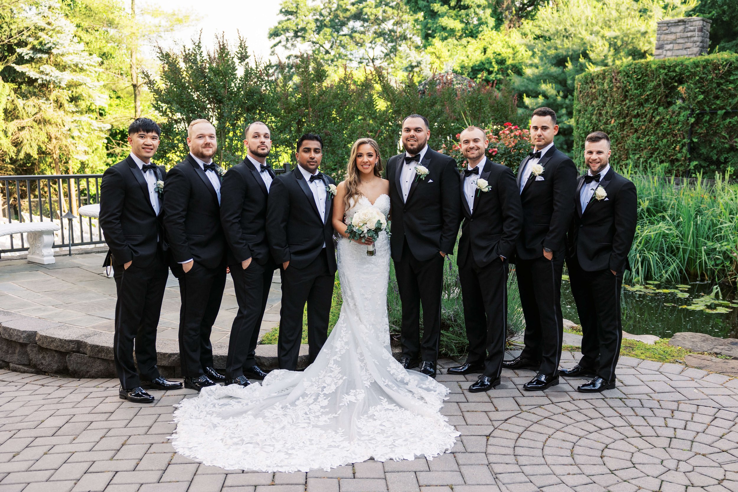 Una festa di matrimonio - gli uomini in smoking splendidamente aderenti noleggiati da The Tux Guys