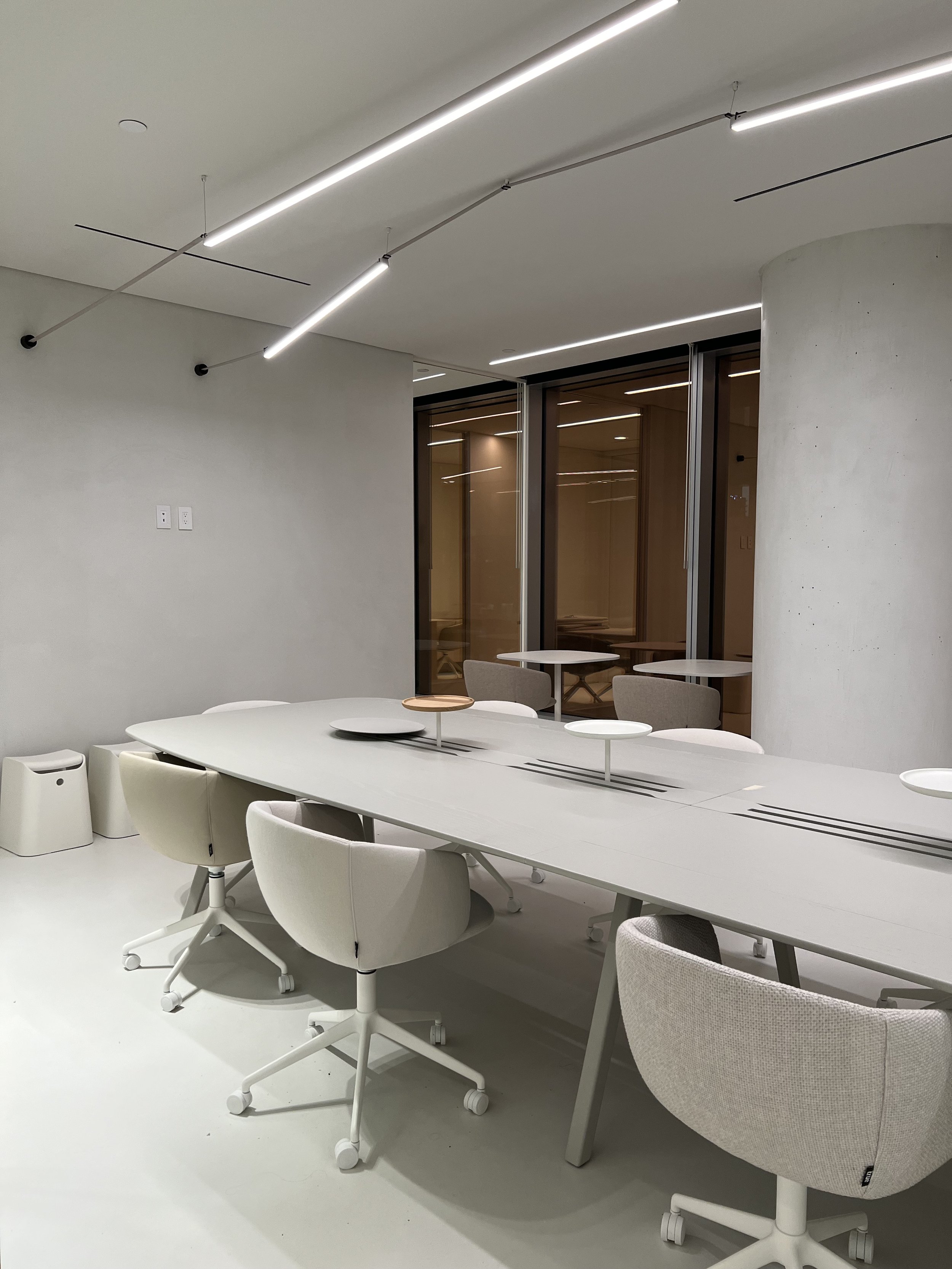 Meetings | When not hosting formal meetings, the space should function as a hub for team gatherings, presentations, or brainstorming sessions.