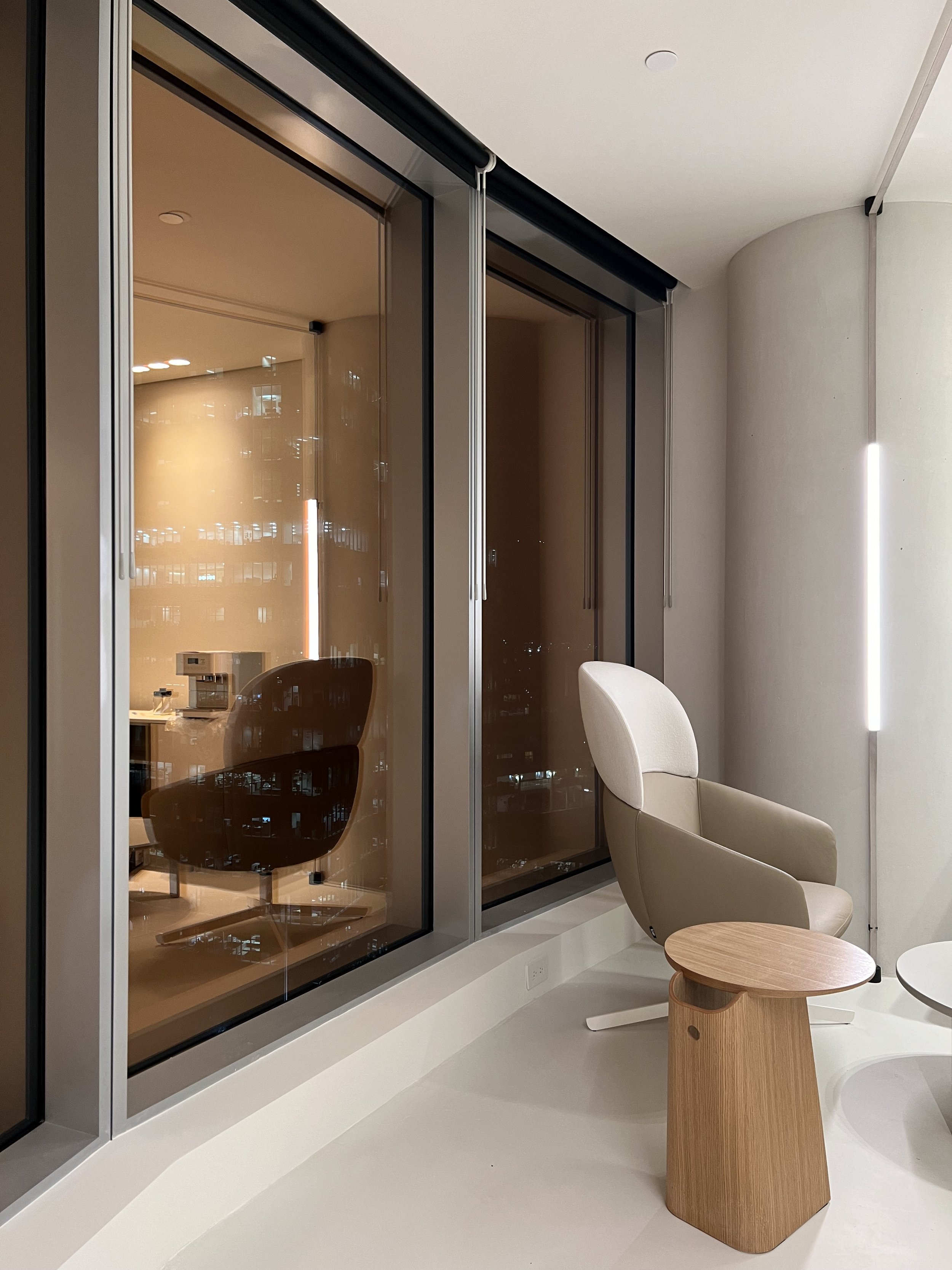 Furniture | Sculptural furniture pieces inspired by the wave concept, combined with an organic palette and contemporary minimal furnishings, reinforce the theme.