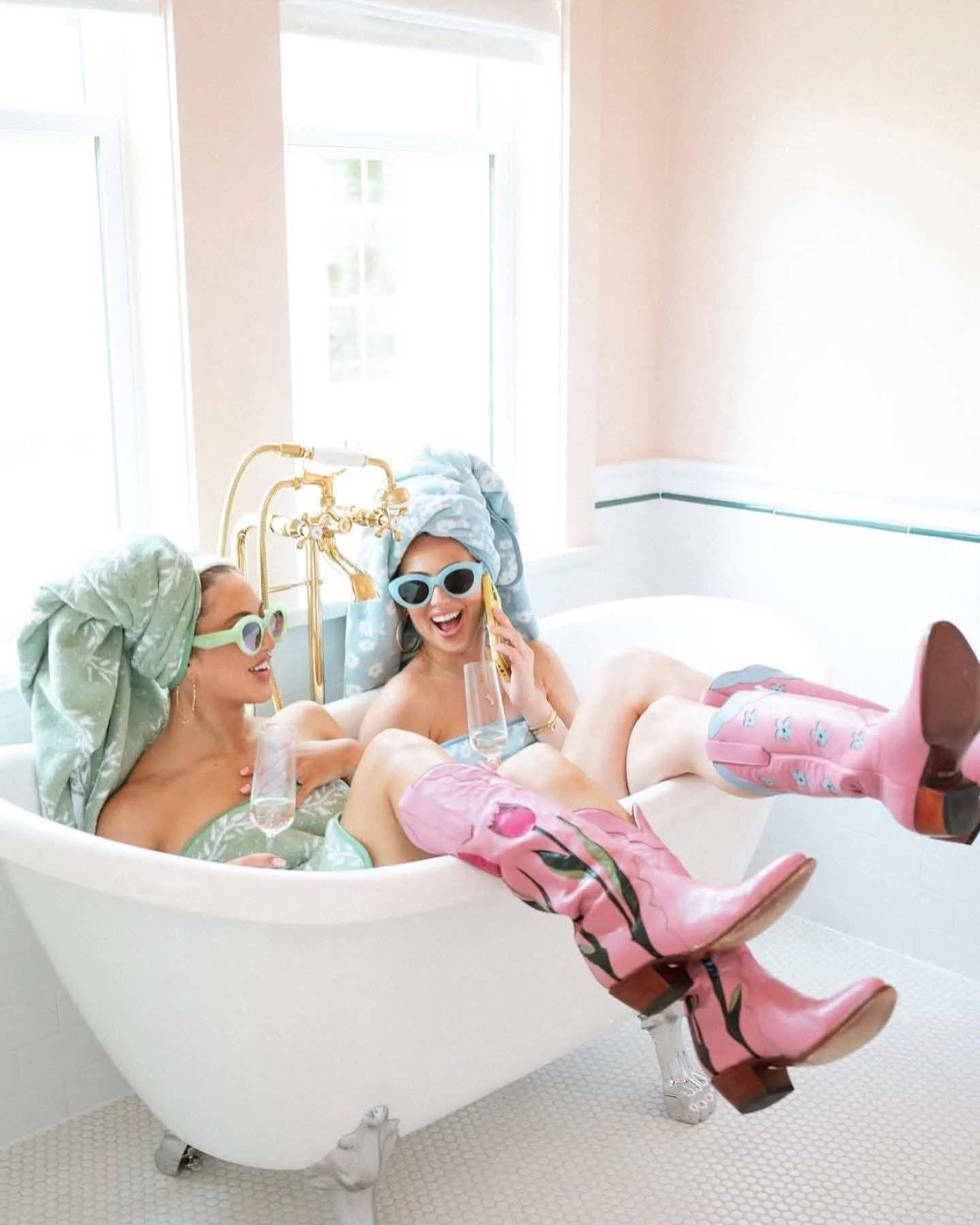 Mckinney hotel with luxurious suites and spa tubs for the perfect girls weekend getaway. The hotel is also the perfect spot for your brand's next photo shoot or for content creators trying to capture images near Dallas, Texas. 