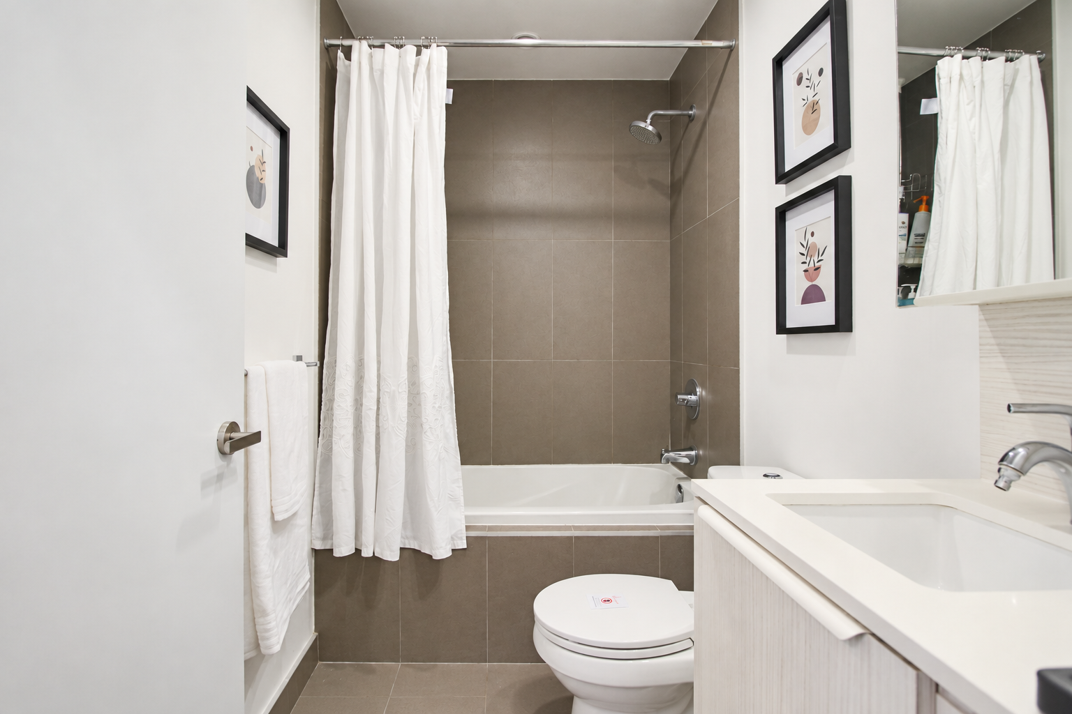 408-55 Regent Park -  Bathoom 1.png