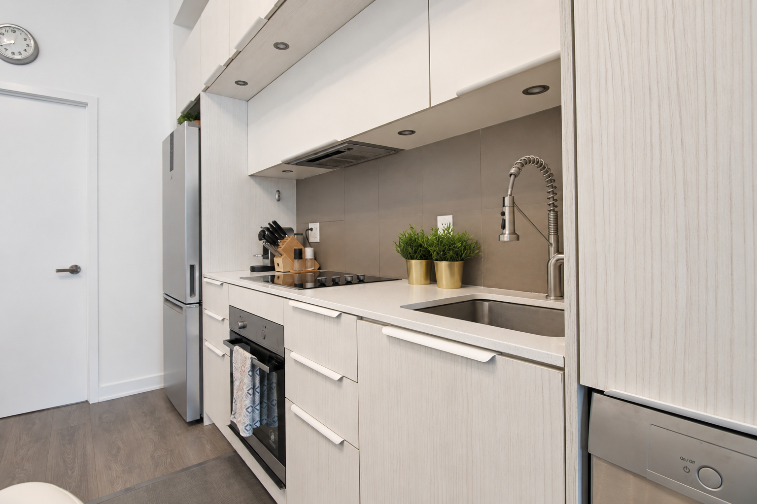 408-55 Regent Park - Kitchen 5.png