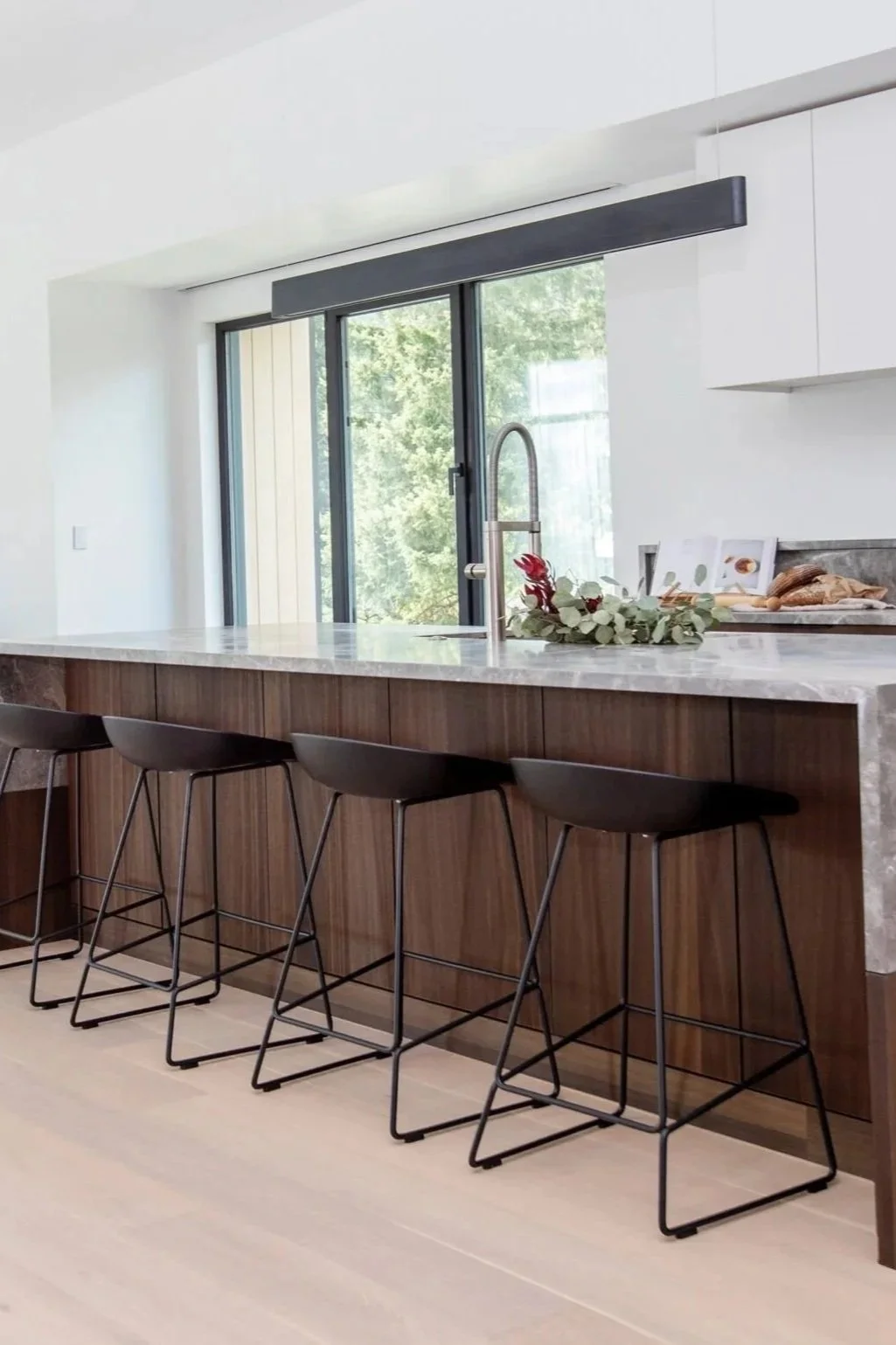 Matthew McCormick Line Light Pendant Home 1 2.jpg