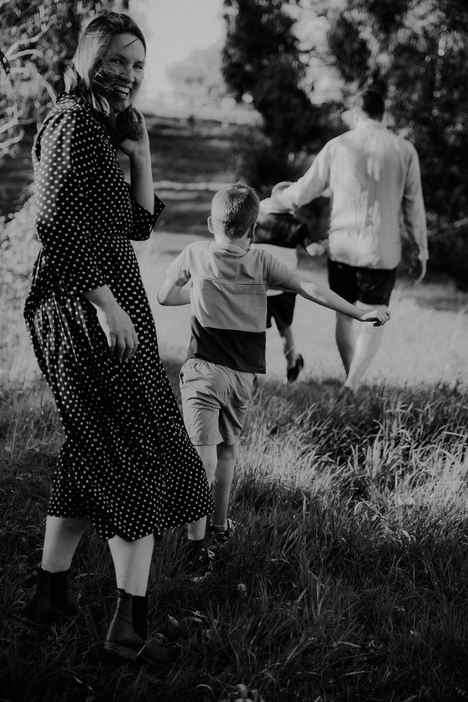adelaide-family-photographer-mother-smiling-trail.jpg
