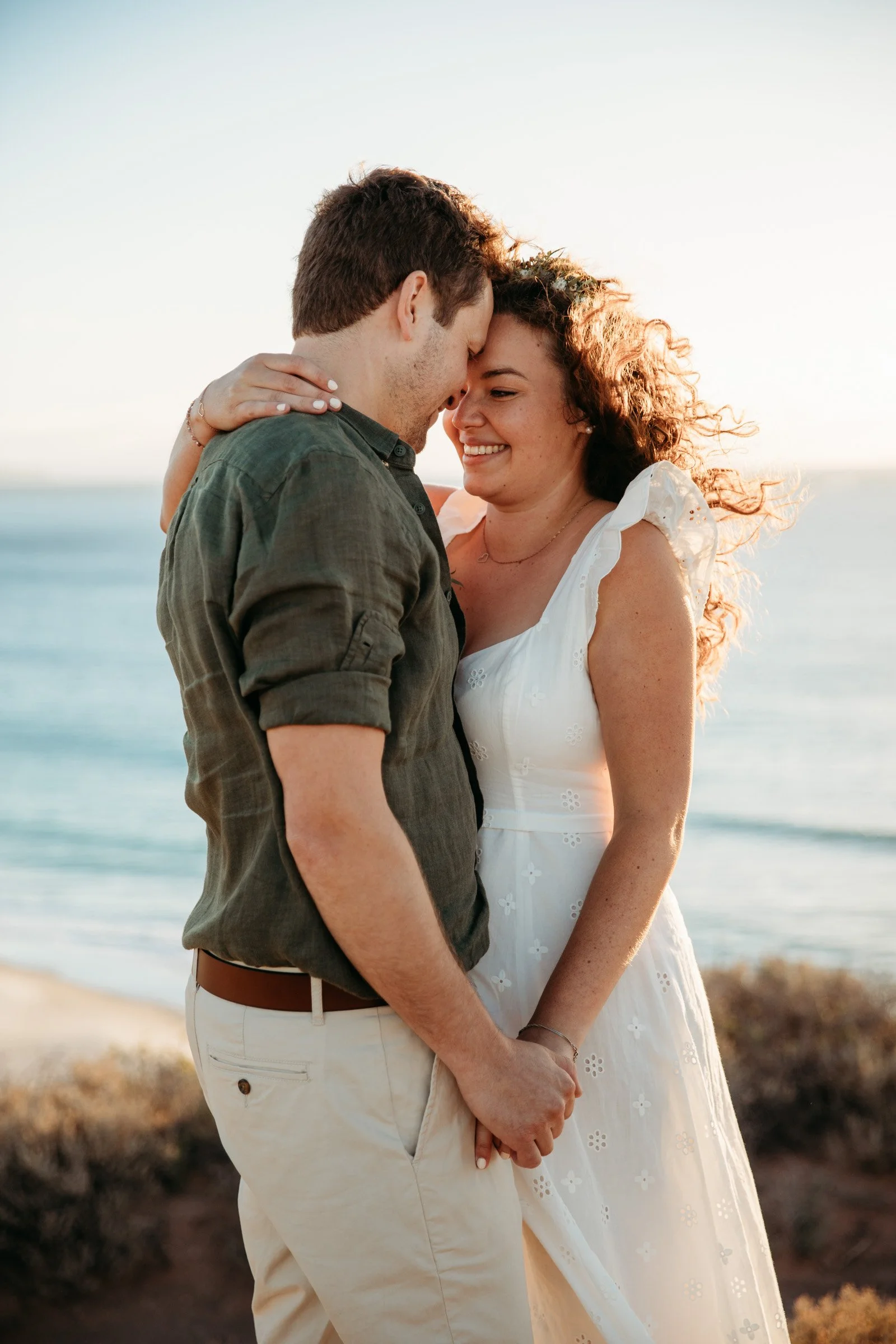 adelaide-maternity-photographer-couple-embrace-clifftop.jpg
