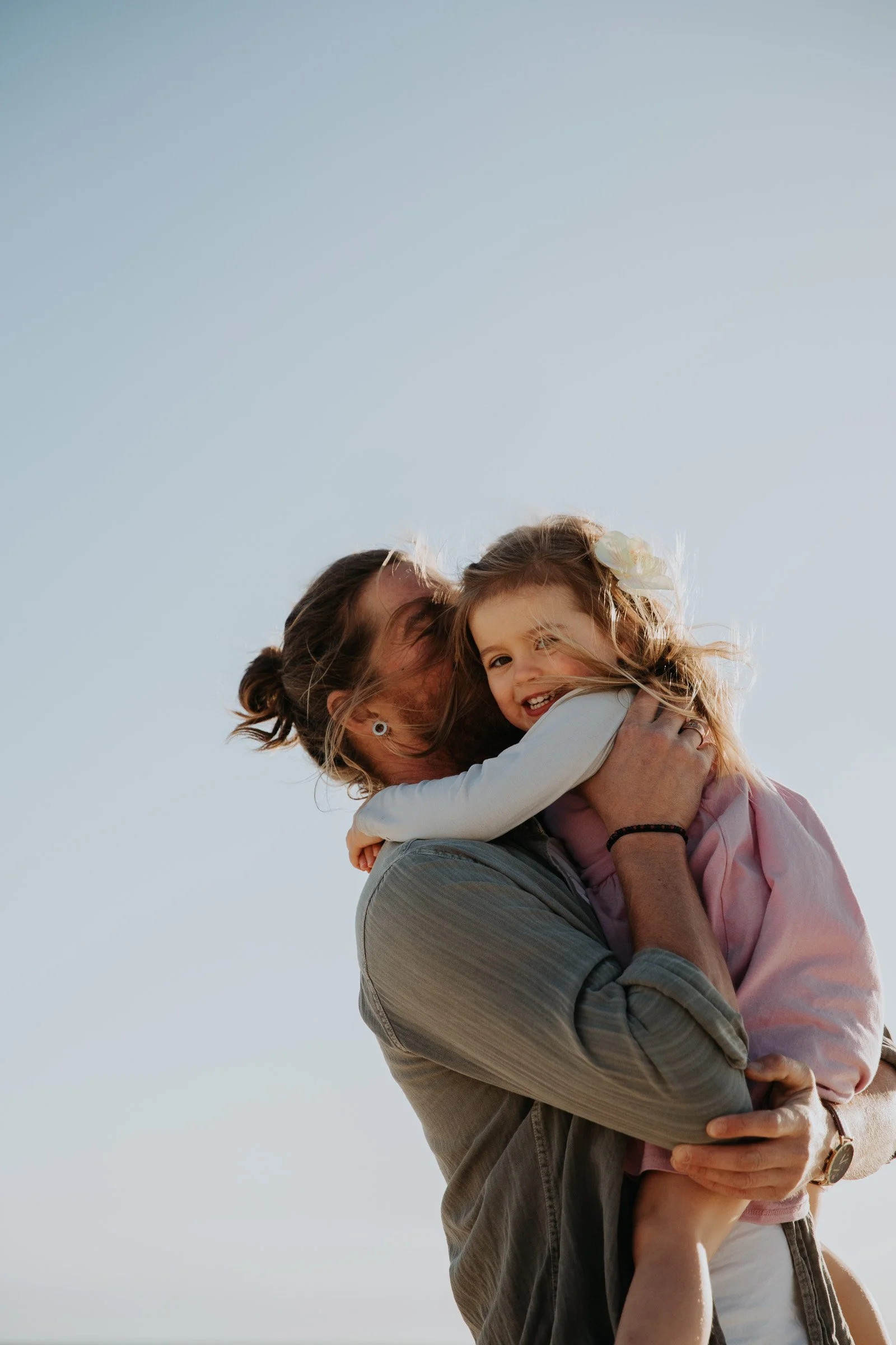adelaide-family-photographer-dad-daughter-hug.jpg