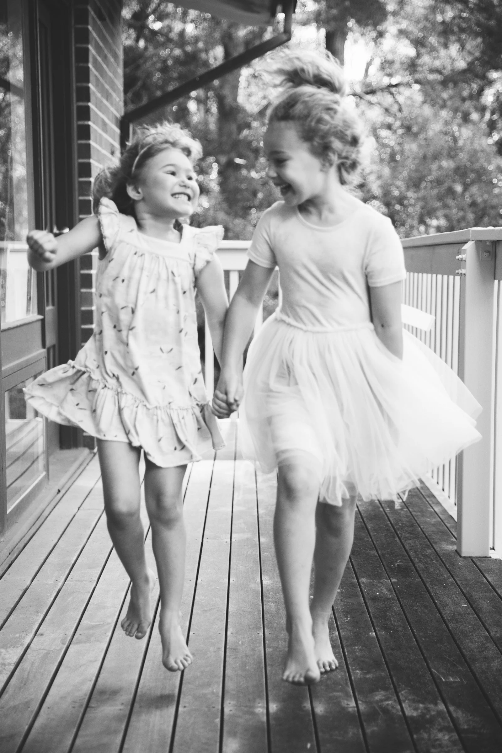 adelaide-family-photographer-siblings-skipping.jpg