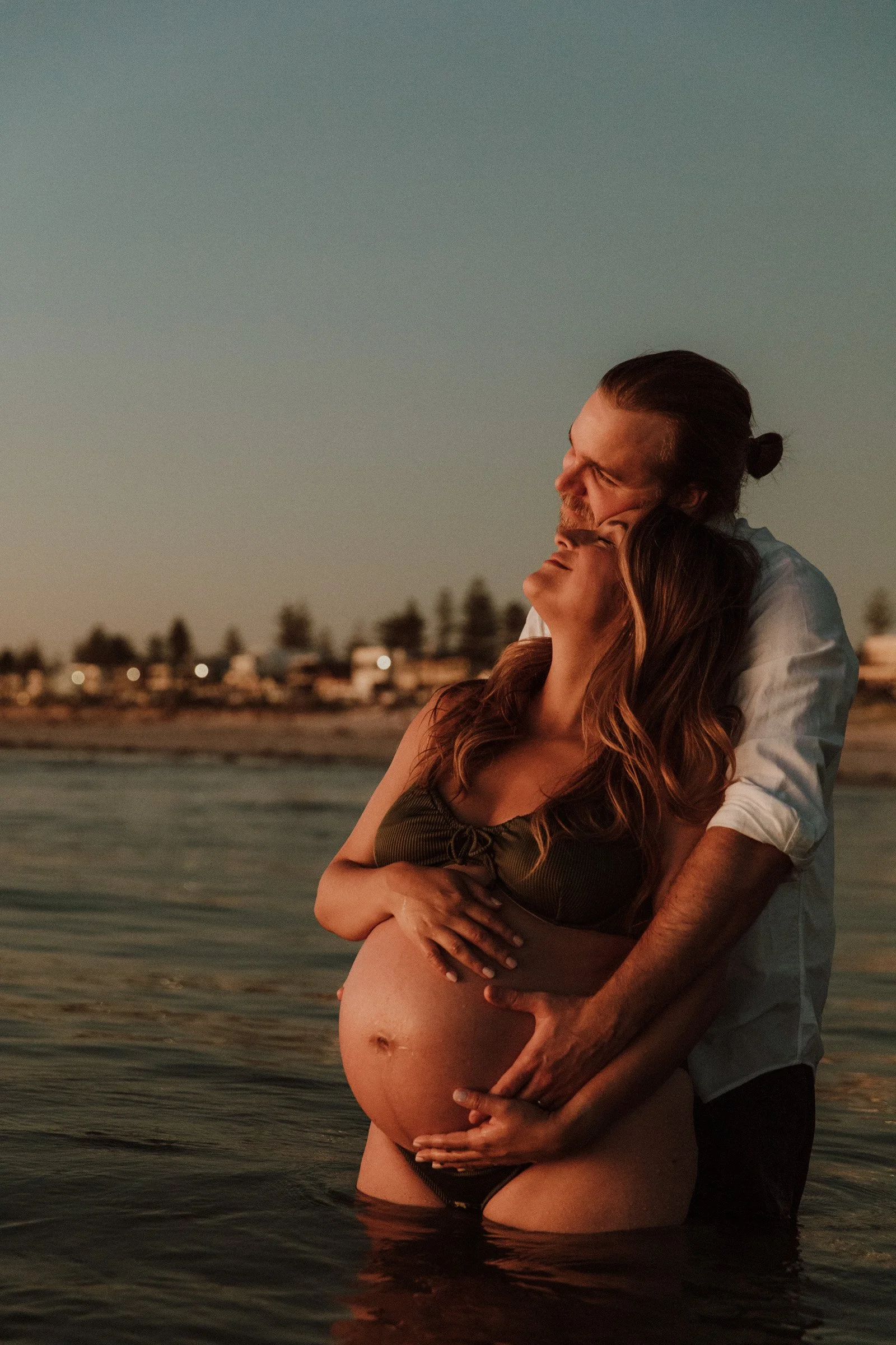 adelaide-maternity-photographer-beach-holding-belly.jpg