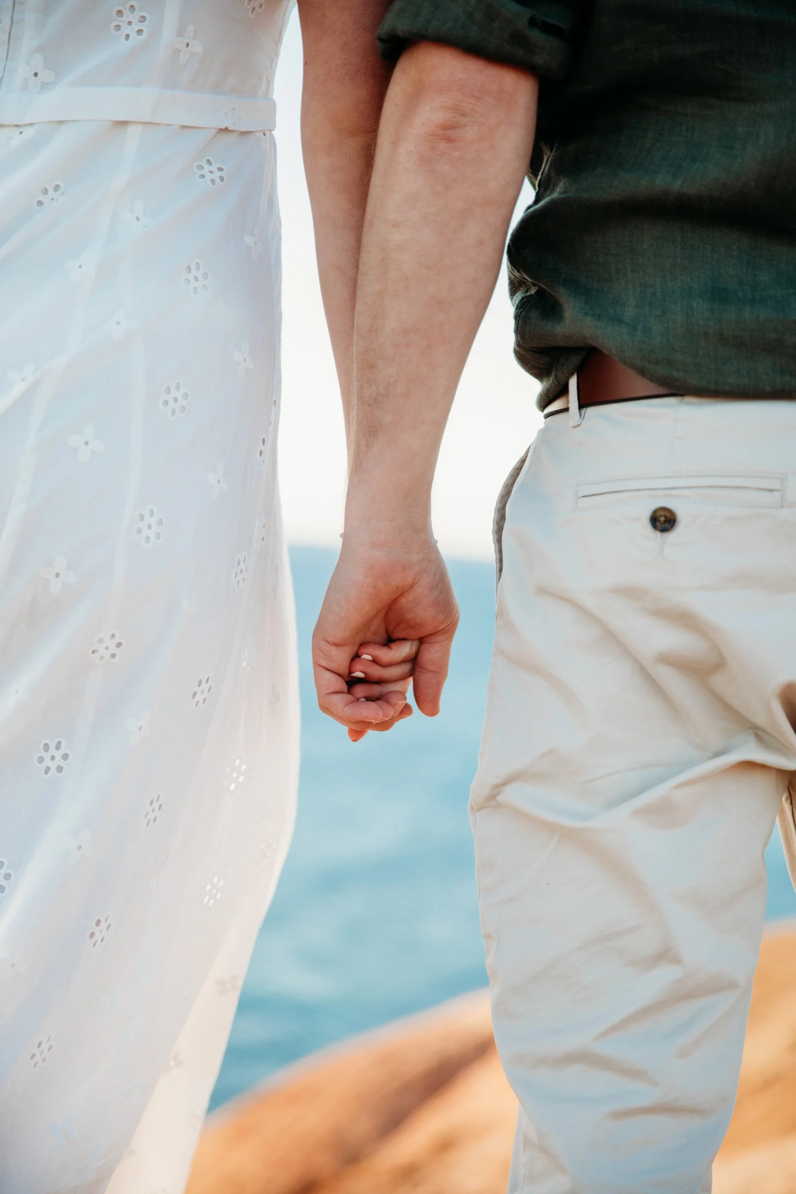 adelaide-maternity-photographer-parents-holding-hands.jpg