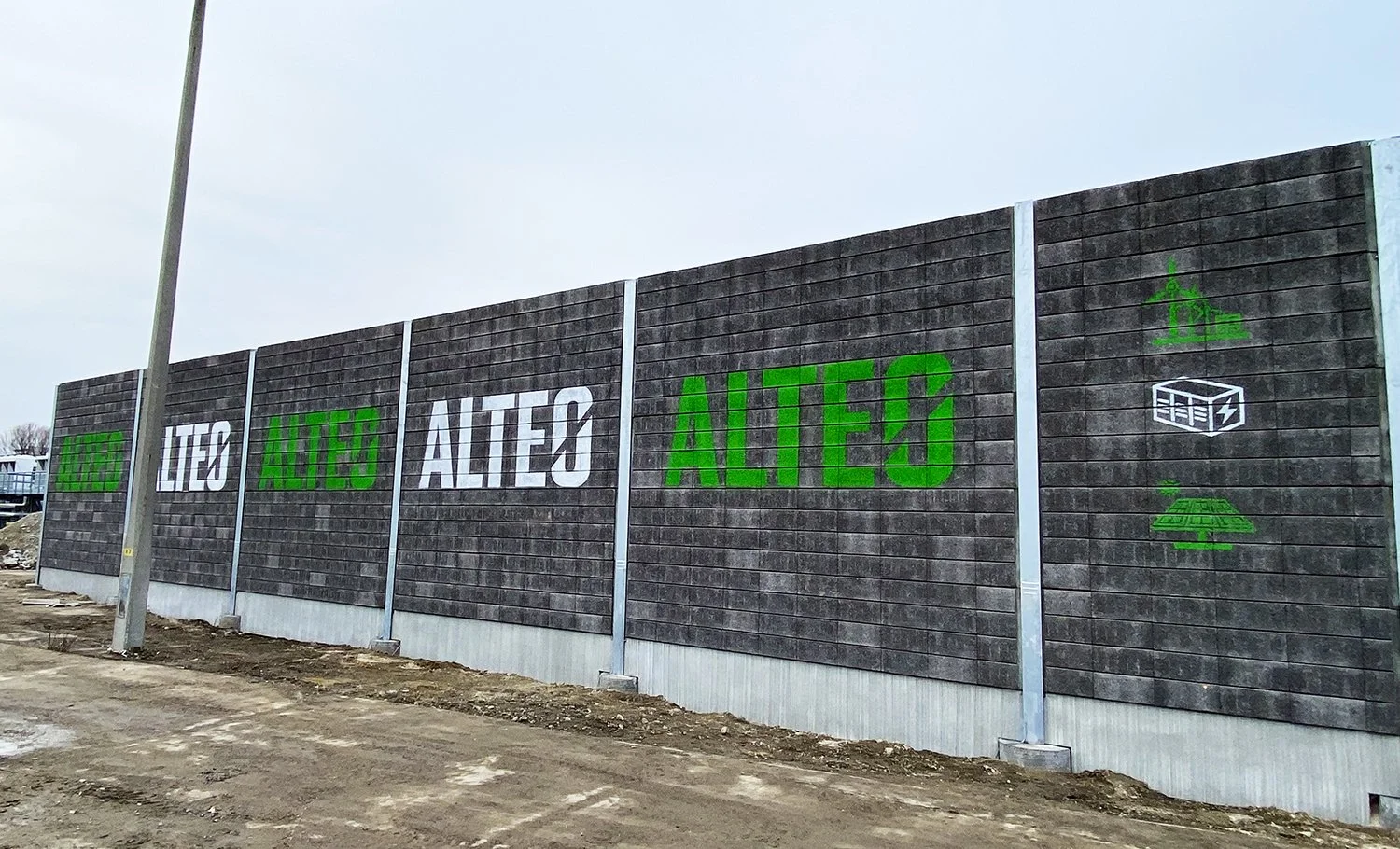 ALTEO – Nagyméretű logó festés zajfogó falon | Győr

Az ALTEO győri telephelyén egy nagyméretű vállalati logó festést valósítottunk meg egy ipari zajfogó fal felületén. A projekt célja az volt, hogy a telephely megjelenése vizuálisan is tükrözze a vá