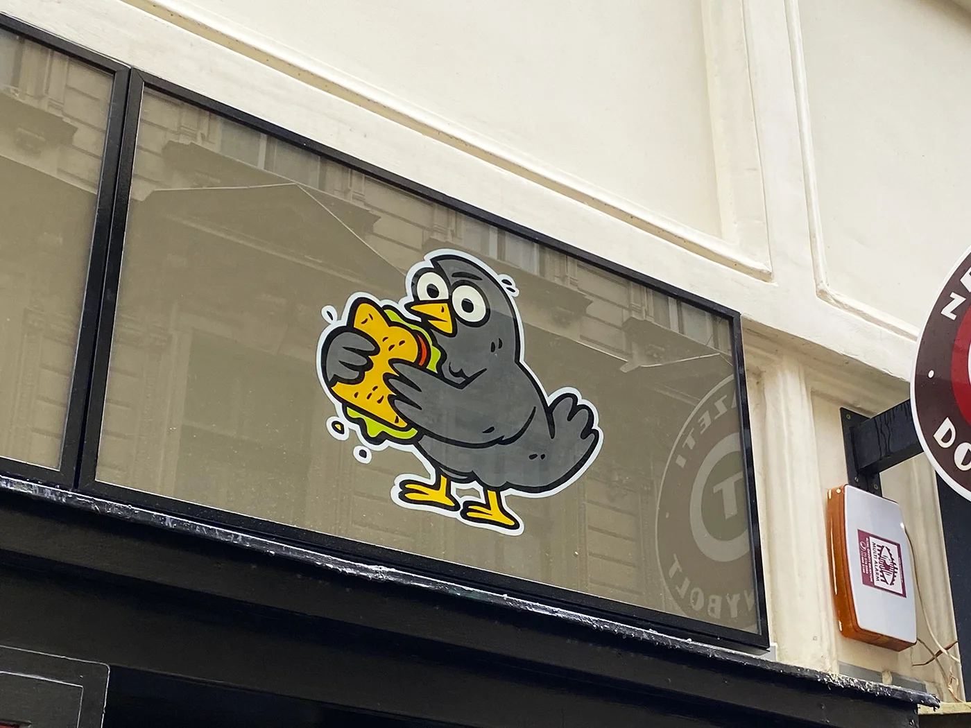 Egyedi üvegcégtáblák kézzelf festett üzletportál felíratok-Vertigo Murals Kft.
