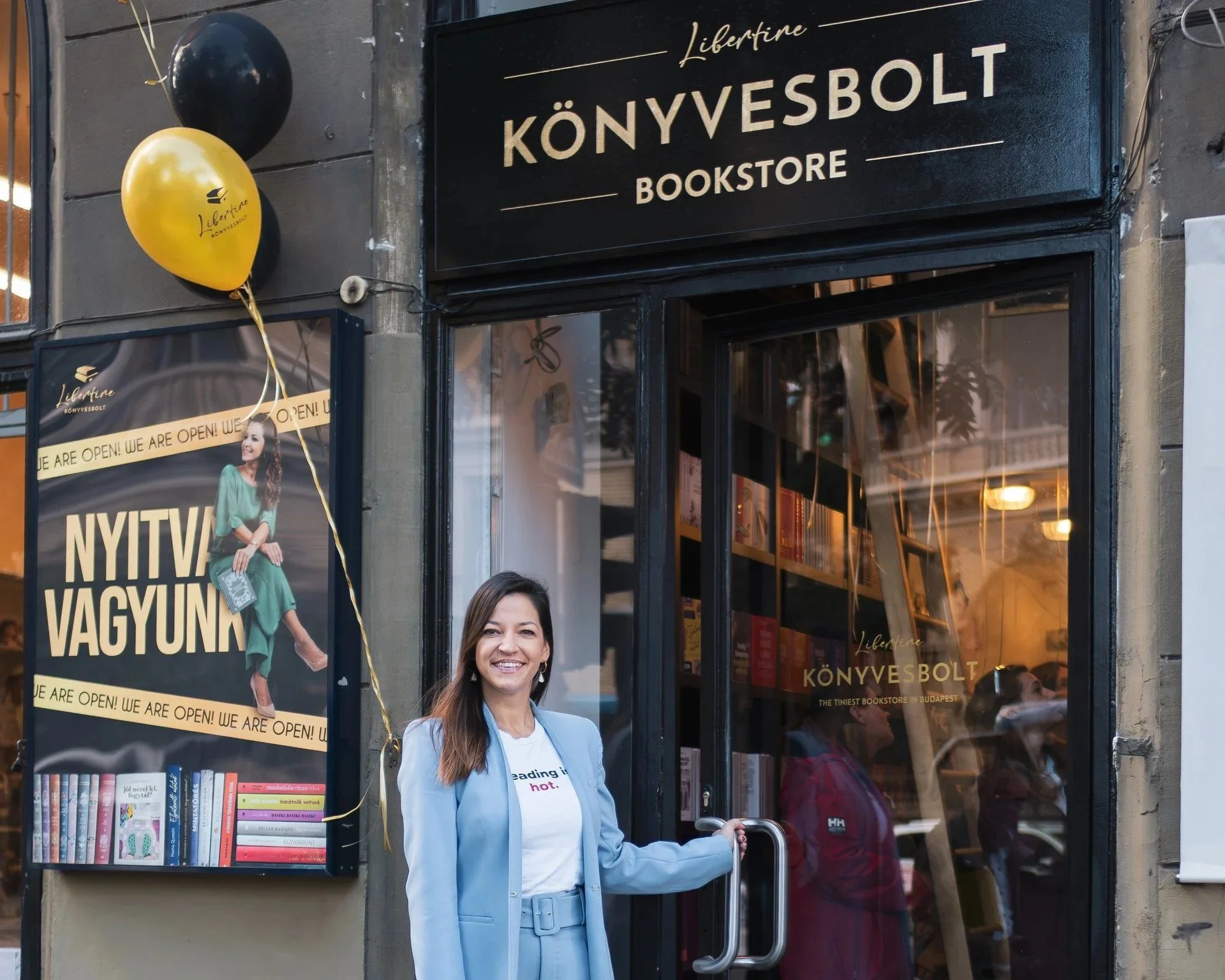 Szabados Ágnes könyvesboltjának cégtábláját a Vertigo Murals Kft. készítette Budapesten az Astória közelében.