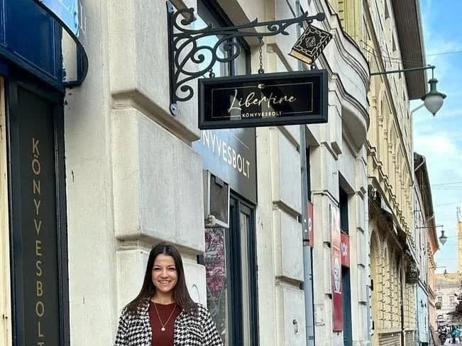 Szabados Ágnes Libretine könyvesboltjának cégtábláját és aranyozott kovácsoltvas cégérét Szegeden a Vertigo Murals Kft. készítette 