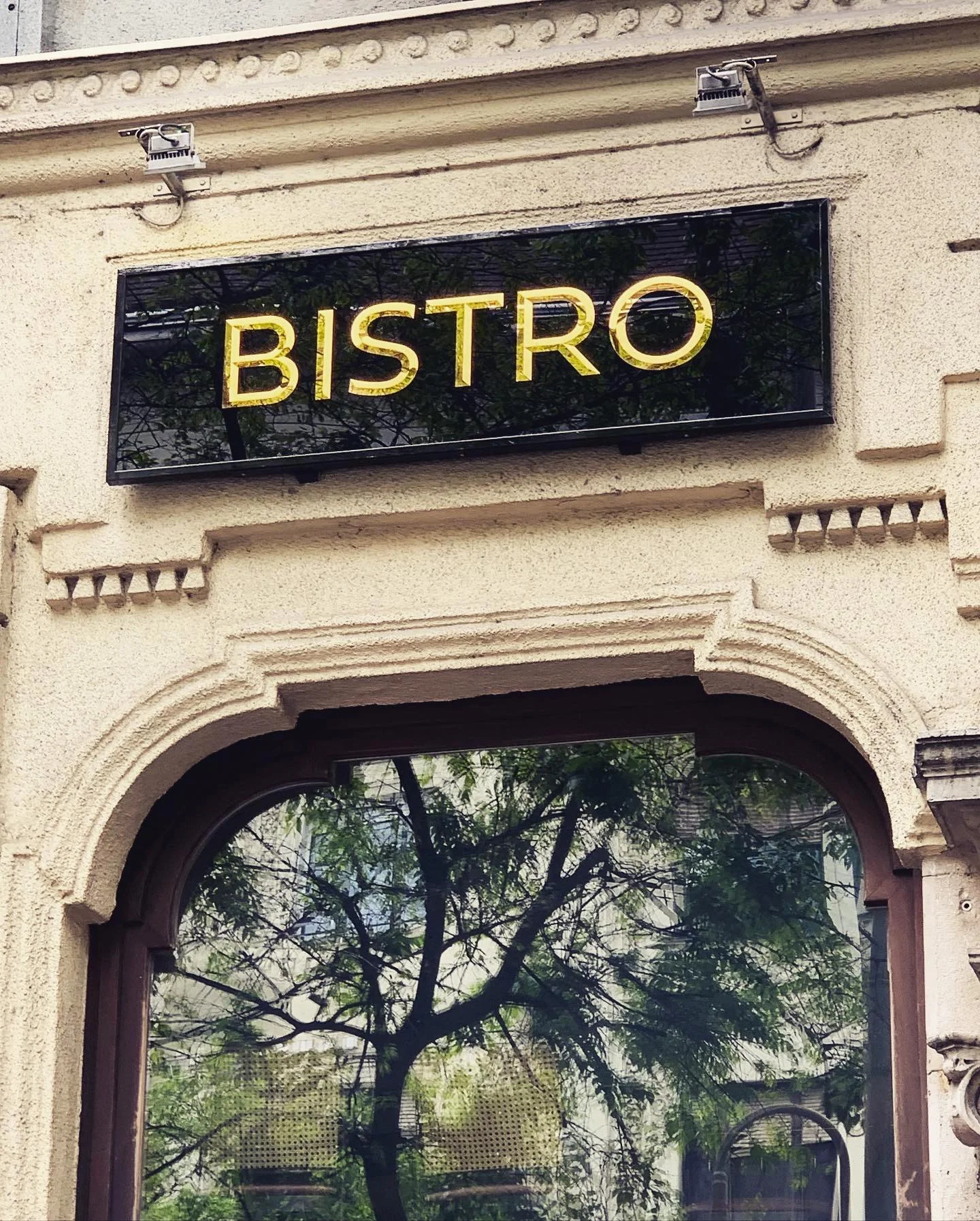 Europa-Bistro-vertigo-muralsaranyozott-cegtablak-cimfestes-aranyozas-ceger másolat.jpg