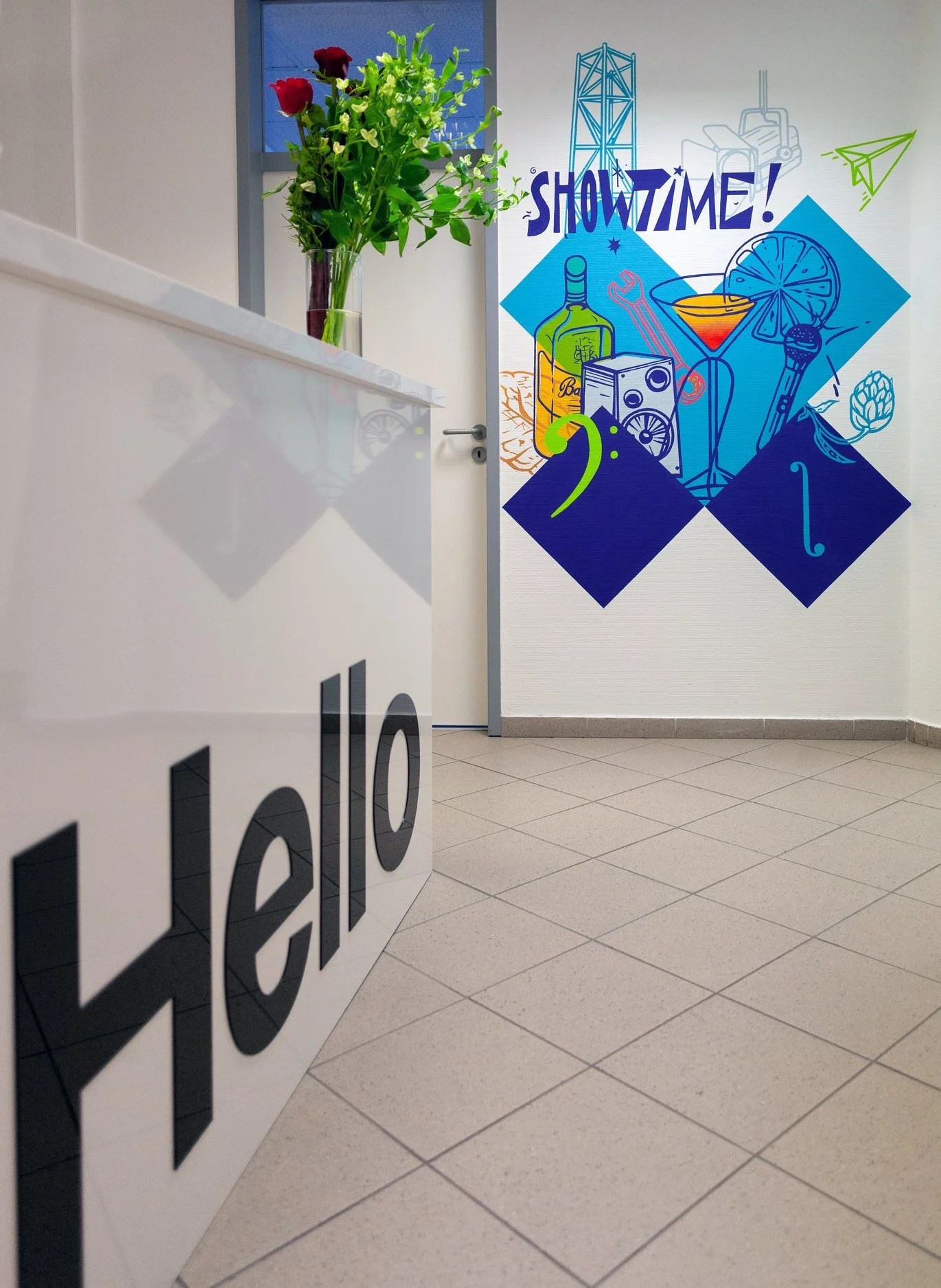 Irodai branding és egyedi falfestés a modern munkakörnyezetben
