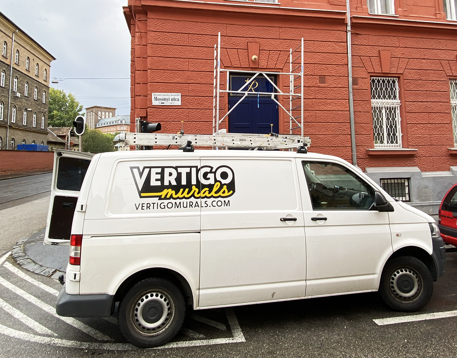 rosenstein-R+-vertigo-murals-aranycégér-cégtábla-cégér-címfestés-aranyozás-üvegaranyozás.png