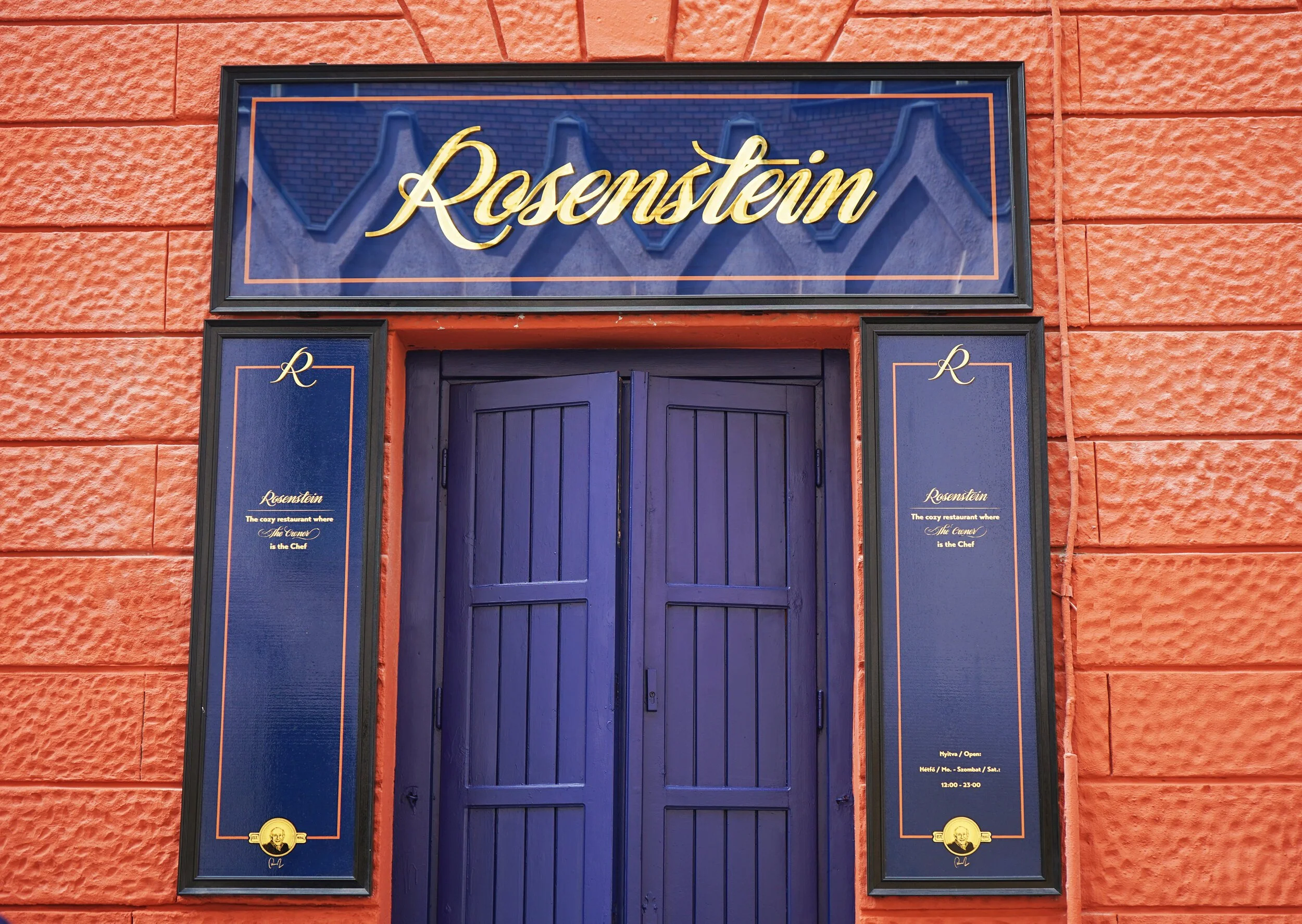 Címfestő_Üvegportál_Aranyozó_Rosenstein_Vertigo_Murals_Címfestés_Üveg_aranyozás.jpeg