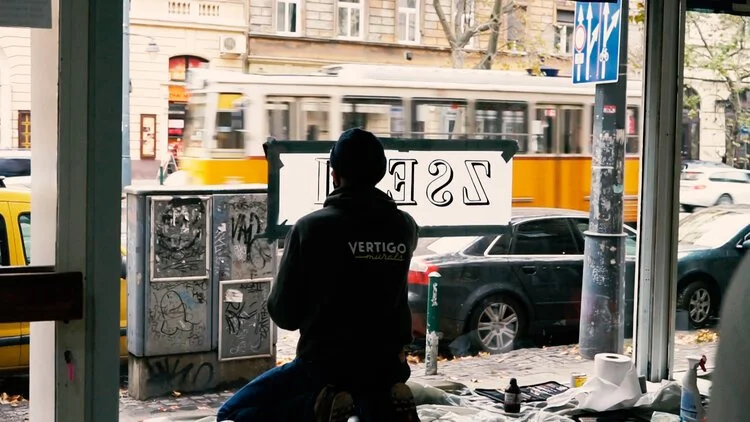 Címfestés+üvegaranyozás+Vertigo3+Murals.jpeg